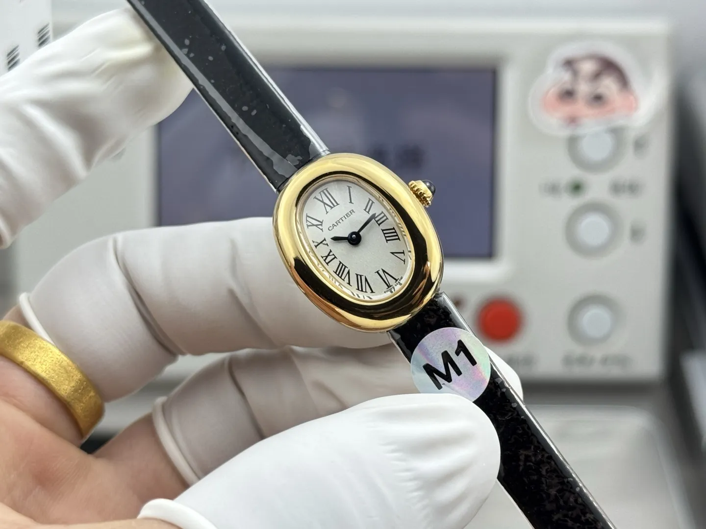 M1 Factory 卡地亚迷你浴缸,Cartier Mini Baignoire 长在每个人心尖上的审美。玲珑小巧却有极具辨识度,圆润流畅的椭园形表壳,金属光泽圆润细腻,折射出优雅与精致。独特迷你尺 寸24.6mm*18.7mm,搭配卡地亚经典的罗 马数字,烧钢蓝指针与蓝宝石浑圆表冠,简约 又不失细节。每一处设计都彰显品牌的传承 与匠心。轻盈服帖的圆弧形贴手腕设计,是 低调奢华的极致表现。无论单戴还是疊搭珠 宝都能轻松驾驭,不张扬却足以让人一眼记 住。这个就是迷你浴缸的魅力。M1出品,必属精品,致力于打造属于你命定的小金表。