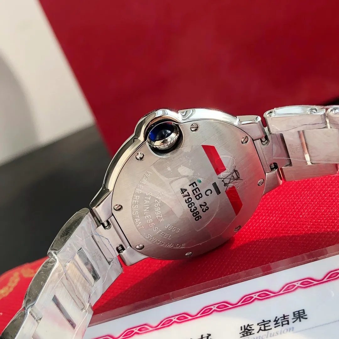 现货！批💰1400 卡地亚蓝气球石英内钻💎款 尺寸33mm 目前全球最火的款式之一。自戴送礼最强首选！表盘内镶嵌11颗真钻石，一表一证不重复！价格跟白捡没两样，底盖，吊牌，保卡，三码合一！最高版本 最好品质！不想拍太多细节，更不想说的太透，避免跟货，需要着重强调一下的是，这个货，市场五花八门的版本非常多，文案写的再华丽，货不给力也是白搭！支持任意对比！好货自己会说话！表壳采用专柜一样精钢材质。316l精钢表带 蓝宝石水晶玻璃镜面，高清晰度太阳纹钻面 1600摄氏度淬火而成的烧钢蓝剑形指针 ，鼓型把头宝石饱满渗透蓝光。各种细节百分百同步专柜！金属印记齐全，底盖表扣刻字清晰可见，就连把头护桥里面的凹槽也一模一样，最好的品质，最呆萌的价格。性价比超高 不影响二次销售支持无条件退换，终身保修