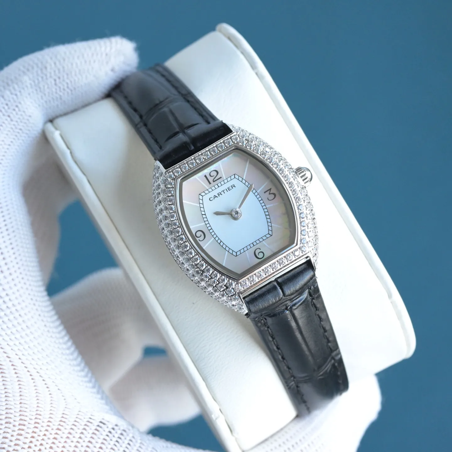 P550 卡地亚-Cartier ,Mini lady 酒桶型,采用原装进口瑞士石英机芯,法国蓝宝石水晶镜面,表壳镶满施华洛世奇真水钻18K金工艺,牛皮表带 ,外型精巧别致,360度惊艳,上手效果极佳,精致奢华有内涵!直径:27.5*33 mm 厚度:6.3mm(升级内容如下,机芯精简版C1Ct163正式面世,指针高度通过改良浓缩进一步压缩到了9.2个丝👍,姐妹们可搜索下能在机芯上加锆钻的,目前来看C1Ct163机芯能排第二,至于第一目前搜遍全网还尚未发现、字面重做由原来的18个丝压缩到7个丝位,才能腾出适当的高度去做锆钻指针,研发不易且行且惜,此次只推出300套(限量版钻石型指针)后续恐将不再推出了,实属吃力不讨好,费时又费脑,懂的姐妹们赶紧行动起来,忍不住吐槽下:耗时8个多月报废无数次试品才得以最终敲定成型定模,一切只因因梦而生,力求完美极致,展现腕间美美的您🎀🎀🎀
