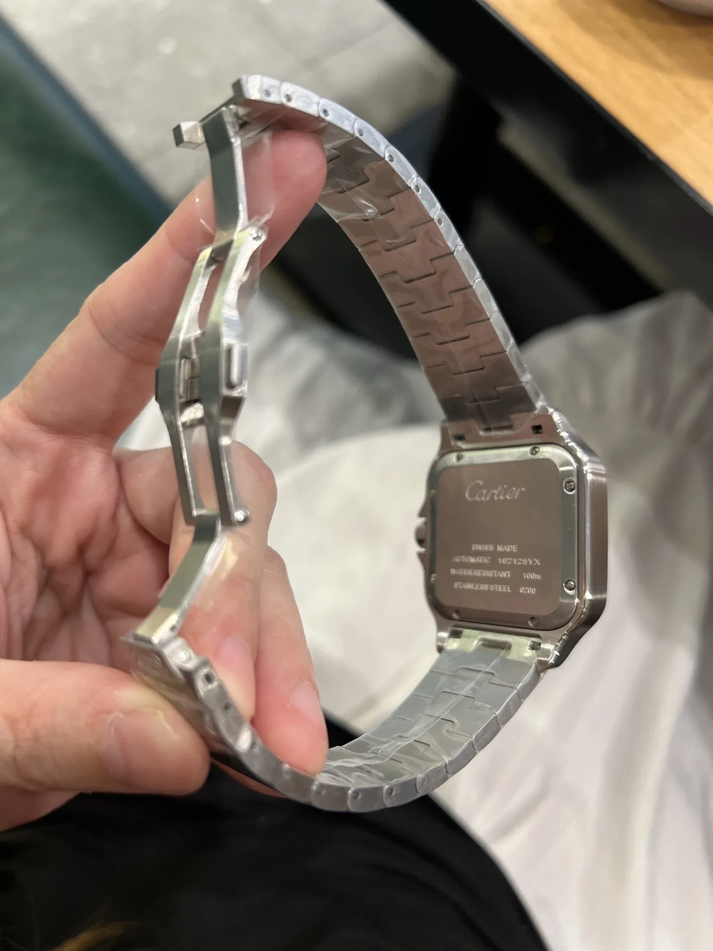 💰260(暂无金壳和女款 卡地亚Santos de Cartier腕表可以说是世界上第一枚真正意义上的腕表,迄今已有百年历史,1904年卡地亚推出了一枚可以佩戴在腕间的手表,并以挚友山度士的名字命名,这便是Santos腕表的由来。当时的所谓“腕表”不过是一些“权宜”的表款,就是是将怀表系在了手腕上,表冠仍旧位于12点钟位置!而山度士开创式的设计将表冠设计在3点钟位置,并在把头上镶嵌一颗天然尖晶石,幽蓝的光芒至今俘虏了无数消费者的心。今天给大家带来的就是18年最新升级款山度士,40mm表径,搭载全自动机械机芯,镀膜玻璃,30m防水,送礼自用佳品