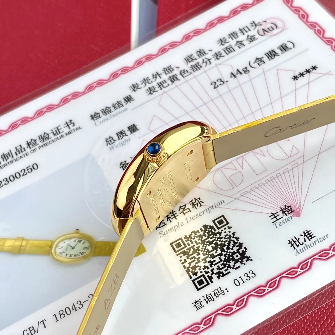 卡地亚新款！通体包18k黄金+美洲鳄鱼皮表带！卡家最新经典之作！Baignoire浴缸系列腕表，典雅欧风浴缸形状，完美演绎卡地亚的经典美学，涌现腕表设计的焕新力量！椭圆表壳，典雅欧美风浴缸形状，完美曲线，超高颜值，实物上手绝对让你大呼惊艳，OMG，这也太好看了吧！ 公价超八万！整体气场相比蓝气球段位要高出不少&hellip;&hellip; Baignoire浴缸系列腕表，小号表款，石英机芯。精钢包18K黄金表壳。包18K黄金圆珠形表冠，镶嵌一颗凸圆形蓝宝石。镀银表盘，剑形蓝钢指针，蓝宝石水晶镜面。灰褐色鳄鱼皮表带，包18K黄金针扣式表扣。 表壳尺寸：32x26毫米 厚度：8毫米 防水深度3巴（约30米）生活防水