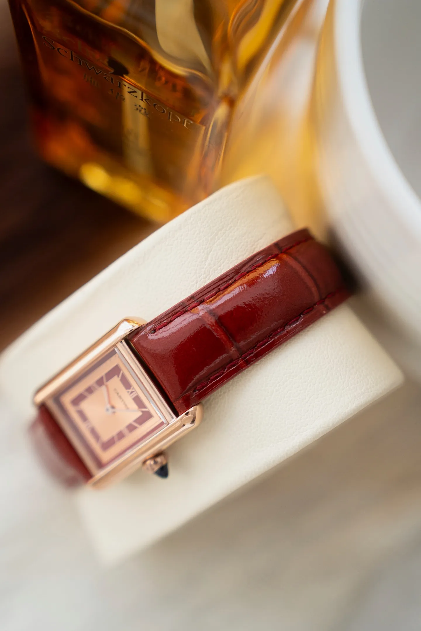 【钻石镶嵌莫桑钻石,蓝宝石镜片,瑞士石英机,出货配卡片证书,送绒布包装袋】 卡地亚全新推出的TankMust腕表。It Must be a TANK在所有经典的卡地亚坦克腕表里面,如果要拥有一只作为日常每天戴的腕表,我肯定选TANK Solo,而现在这件事可能会被2021年最新的TANK MUST改观今年,品牌推出了全新的TankMust系列腕表,这款TankMust系列腕表,同样采用品牌标志性的方形表壳29.5mmx22mm,表盘镀银及剑形蓝钢指针,蓝宝石玻璃以及在表冠上镶嵌的独一无二蓝色尖晶石设计加粒面小牛皮表带,瑞士🇨🇭ETA金机石英机芯,相较于之前的线条处理更为圆润、流畅。此外,腕表还配备了表带快拆功能,这一设计也大大的增加了日常佩戴的舒适性和便利性、做到三码合一.