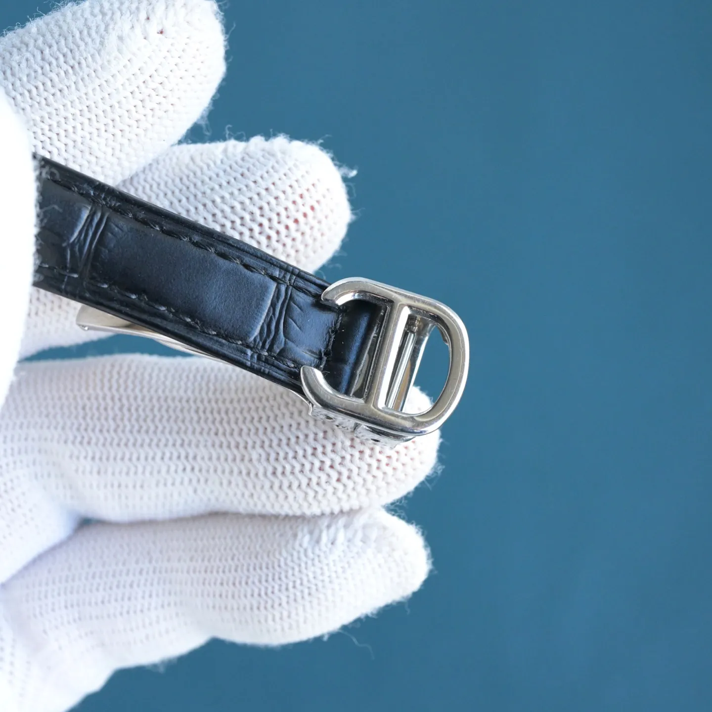 P550 卡地亚-Cartier ,Mini lady 酒桶型,采用原装进口瑞士石英机芯,法国蓝宝石水晶镜面,表壳镶满施华洛世奇真水钻18K金工艺,牛皮表带 ,外型精巧别致,360度惊艳,上手效果极佳,精致奢华有内涵!直径:27.5*33 mm 厚度:6.3mm(升级内容如下,机芯精简版C1Ct163正式面世,指针高度通过改良浓缩进一步压缩到了9.2个丝👍,姐妹们可搜索下能在机芯上加锆钻的,目前来看C1Ct163机芯能排第二,至于第一目前搜遍全网还尚未发现、字面重做由原来的18个丝压缩到7个丝位,才能腾出适当的高度去做锆钻指针,研发不易且行且惜,此次只推出300套(限量版钻石型指针)后续恐将不再推出了,实属吃力不讨好,费时又费脑,懂的姐妹们赶紧行动起来,忍不住吐槽下:耗时8个多月报废无数次试品才得以最终敲定成型定模,一切只因因梦而生,力求完美极致,展现腕间美美的您🎀🎀🎀