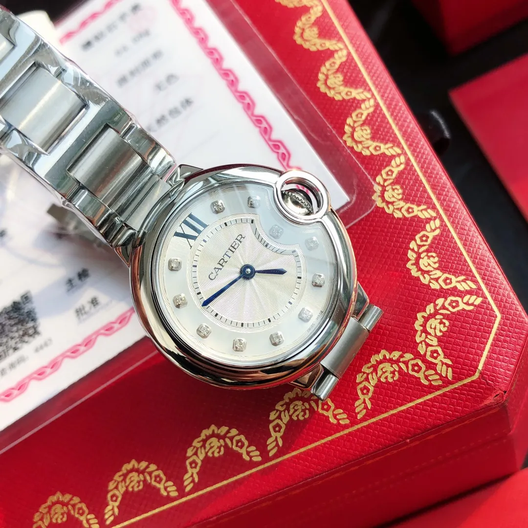 现货！批💰1400 卡地亚蓝气球石英内钻💎款 尺寸33mm 目前全球最火的款式之一。自戴送礼最强首选！表盘内镶嵌11颗真钻石，一表一证不重复！价格跟白捡没两样，底盖，吊牌，保卡，三码合一！最高版本 最好品质！不想拍太多细节，更不想说的太透，避免跟货，需要着重强调一下的是，这个货，市场五花八门的版本非常多，文案写的再华丽，货不给力也是白搭！支持任意对比！好货自己会说话！表壳采用专柜一样精钢材质。316l精钢表带 蓝宝石水晶玻璃镜面，高清晰度太阳纹钻面 1600摄氏度淬火而成的烧钢蓝剑形指针 ，鼓型把头宝石饱满渗透蓝光。各种细节百分百同步专柜！金属印记齐全，底盖表扣刻字清晰可见，就连把头护桥里面的凹槽也一模一样，最好的品质，最呆萌的价格。性价比超高 不影响二次销售支持无条件退换，终身保修