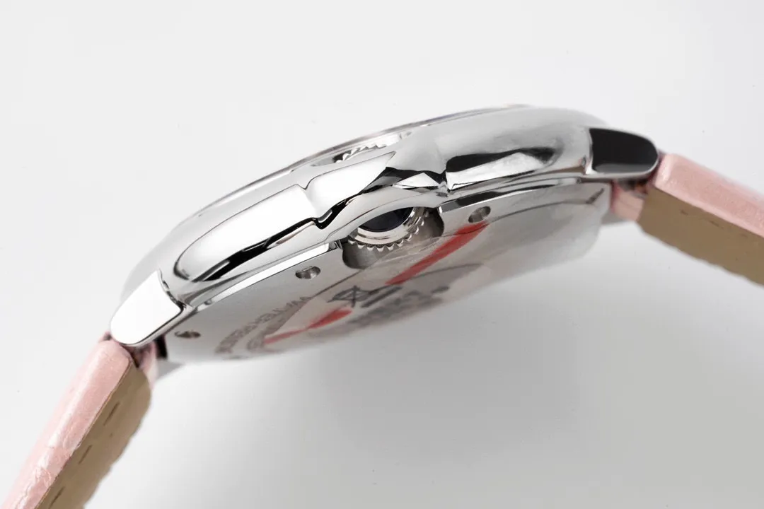 市场最高版本 最高复刻 卡.地亚CartierV7升级版 专柜品质!🎮 1⃣️【市场最高复刻1-1】V6厂最新升级版本 卡地亚蓝气球系列 2⃣️直径🈶28MM-33MM-36MM-42MM 3⃣️石英款/机械款-市面最高版本镜面凸形鱼眼! 4⃣️蓝宝石把头,蓝色宝石颜色!🎮 5⃣️石英机芯/搭配6T51机芯机械/2824全自动机械机芯!恒久稳定!自动锤已全部升级原装LOGO及日内瓦洗纹! 卡.地亚蓝气球标杆-V6出品,是您唯一首选!V6出品 必属精品 您值得拥有! 立即抢购👉 立即抢购👉