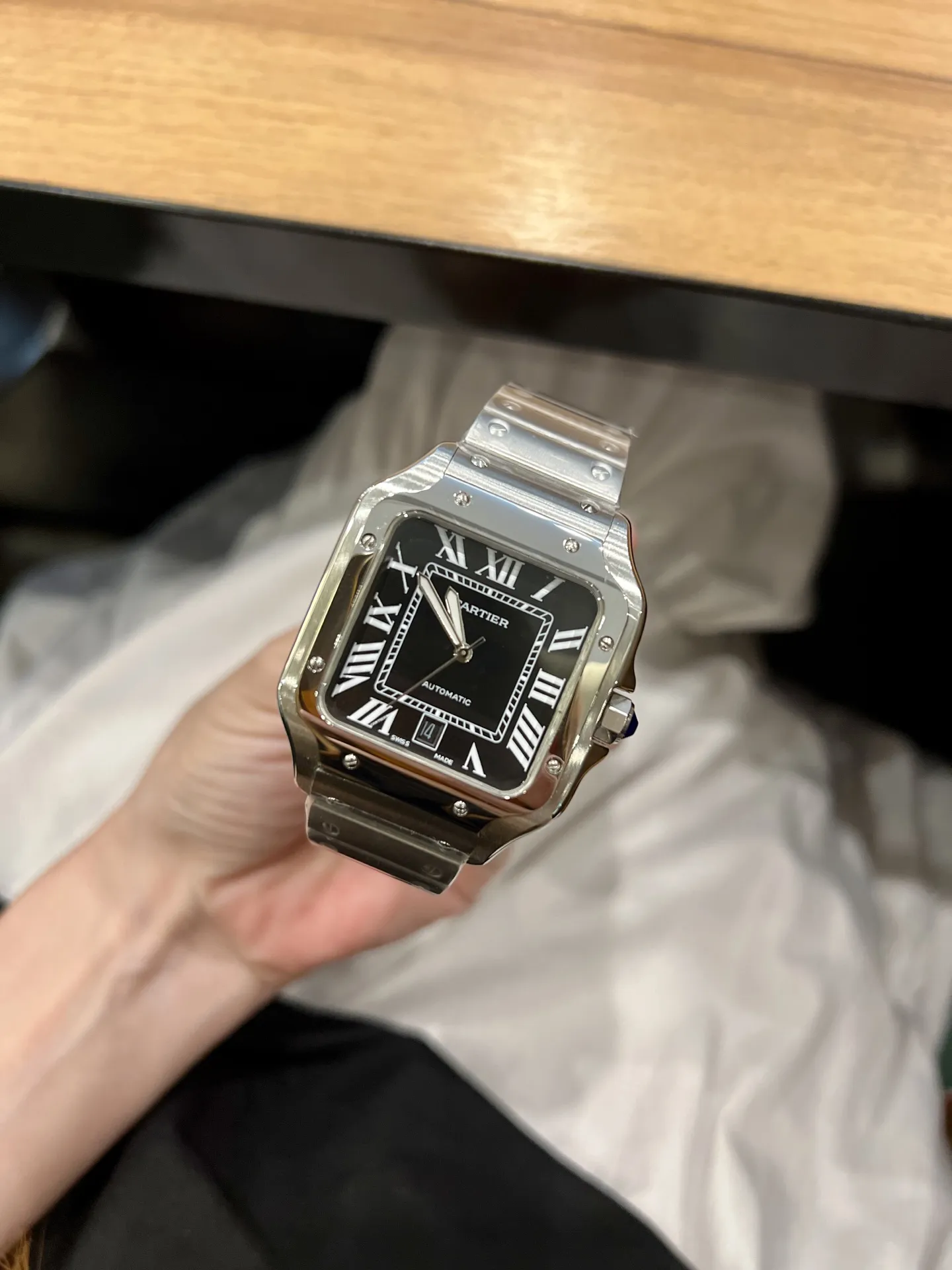 💰260（暂无金壳和女款 卡地亚Santos de Cartier腕表可以说是世界上第一枚真正意义上的腕表，迄今已有百年历史，1904年卡地亚推出了一枚可以佩戴在腕间的手表，并以挚友山度士的名字命名，这便是Santos腕表的由来。当时的所谓&ldquo;腕表&rdquo;不过是一些&ldquo;权宜&rdquo;的表款，就是是将怀表系在了手腕上，表冠仍旧位于12点钟位置！而山度士开创式的设计将表冠设计在3点钟位置，并在把头上镶嵌一颗天然尖晶石，幽蓝的光芒至今俘虏了无数消费者的心。今天给大家带来的就是18年最新升级款山度士，40mm表径，搭载全自动机械机芯，镀膜玻璃，30m防水，送礼自用佳品