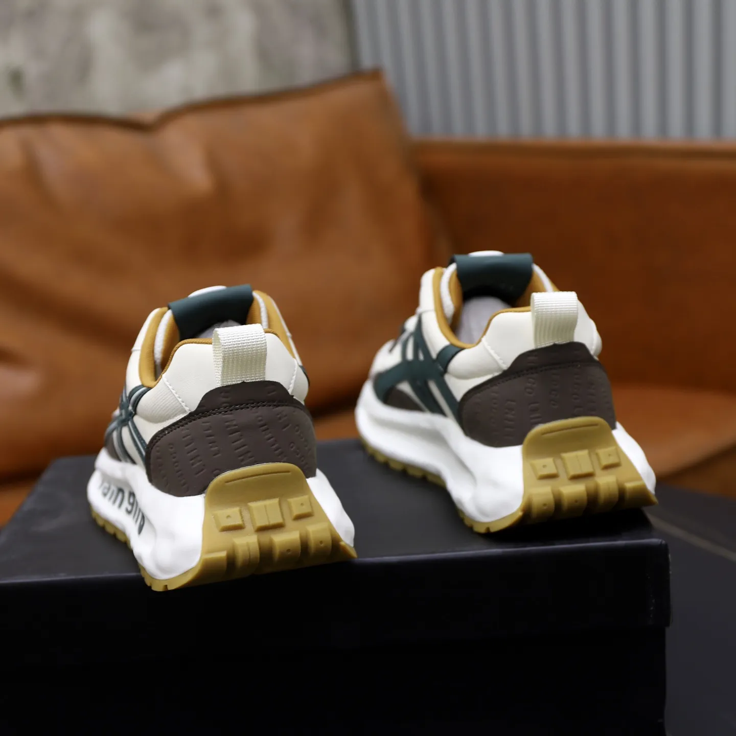 出厂价:211💰蒙口 最新上市、进口原厂材料、高级原版图案。高端1:1开模定制,大底更轻便,防滑。时尚主打潮流,百搭爆款。散发时尚休闲气息,时尚就在脚下。码数:38-44