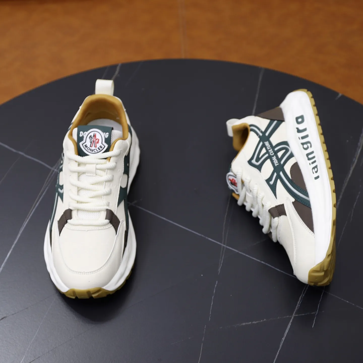 出厂价：211💰蒙口 最新上市、进口原厂材料、高级原版图案。高端1:1开模定制，大底更轻便，防滑。时尚主打潮流，百搭爆款。散发时尚休闲气息，时尚就在脚下。码数：38-44