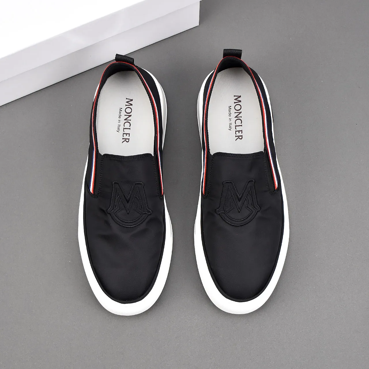 PP190❣️❣️❣️Moncler 【蒙口】透气小布鞋,鞋面采用舒适透气布料,超轻软橡胶大底。男款39-44。