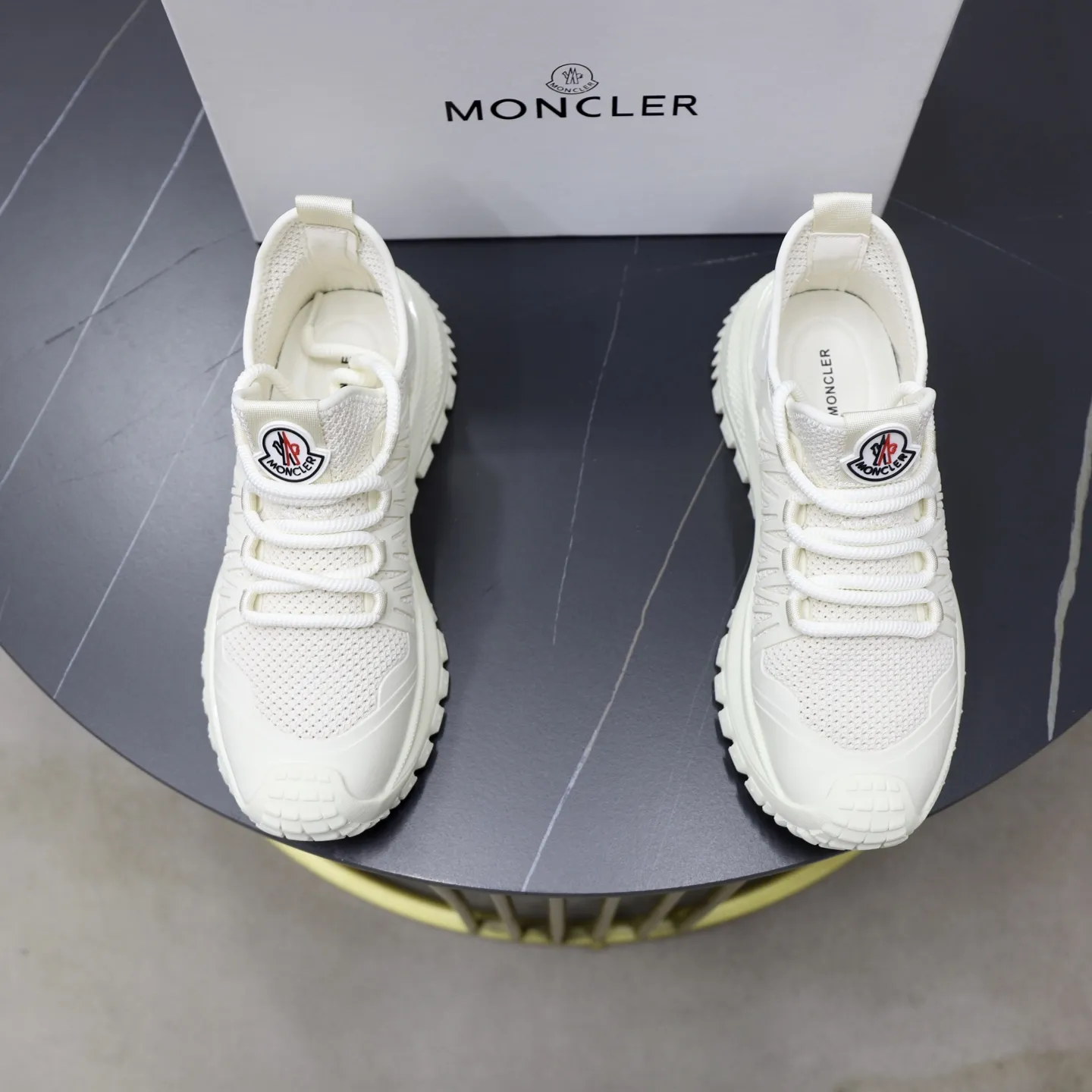 出厂价:200💰蒙口 最新上市、进口原版透气网布材料、高级原版图案。高端1:1开模定制,原版大底,更轻便,防滑。时尚主打潮流,百搭爆款。散发时尚休闲气息,时尚就在脚下。码数:38-44