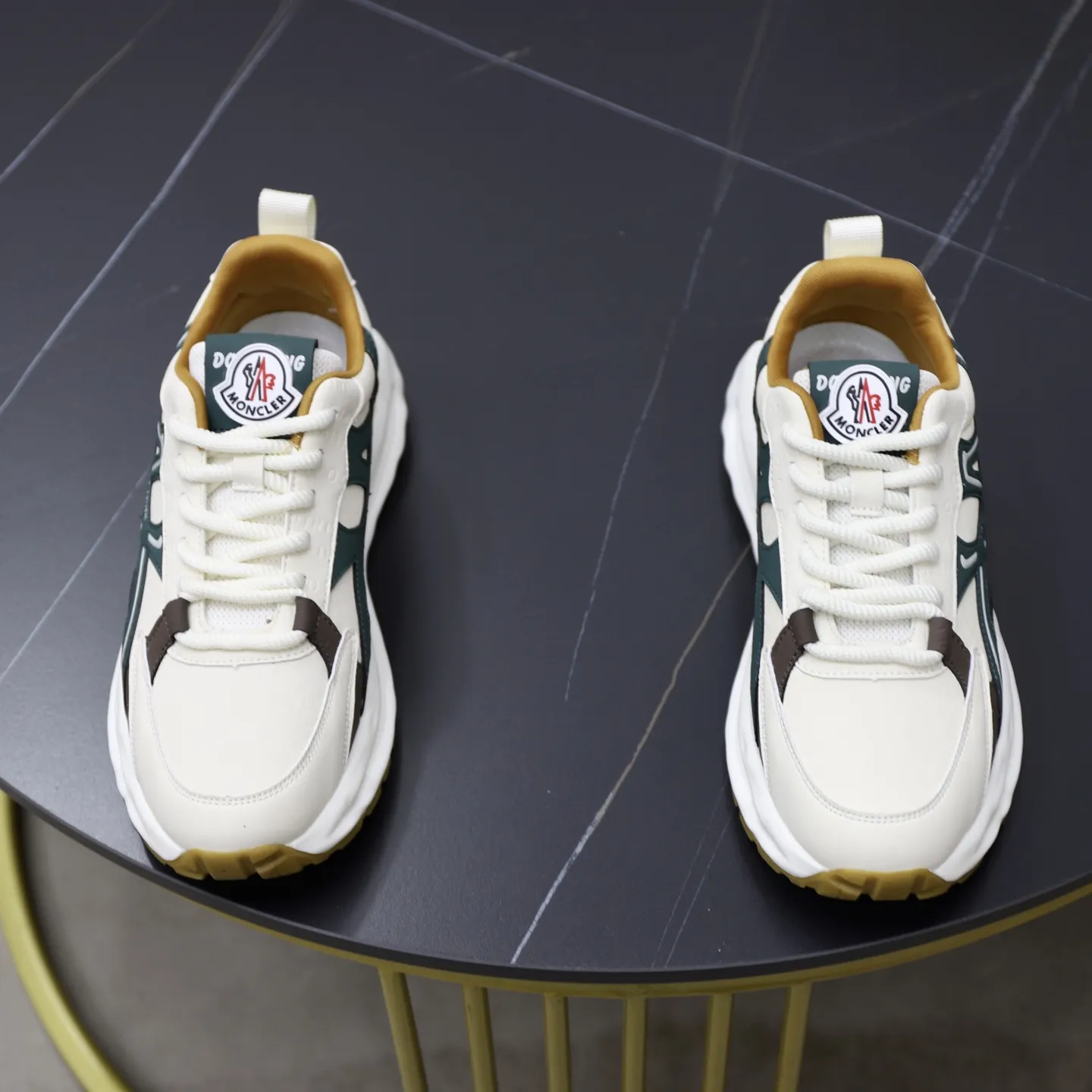 出厂价：211💰蒙口 最新上市、进口原厂材料、高级原版图案。高端1:1开模定制，大底更轻便，防滑。时尚主打潮流，百搭爆款。散发时尚休闲气息，时尚就在脚下。码数：38-44