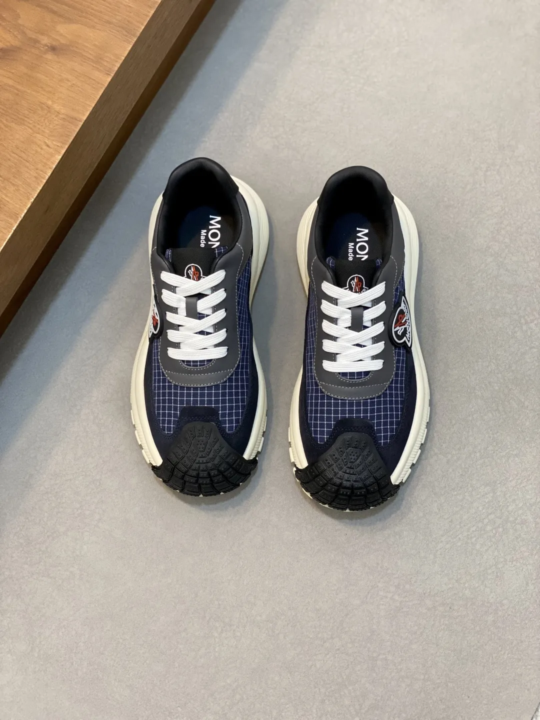 💰370 Moncler蒙口 男鞋运动鞋,进口透气网面、氯丁橡胶 各种材质拼接打造，鞋面采用鞋带和橡胶嵌件设计，后跟Moncler标志，大底采用TPU+橡胶+高弹橡胶发泡组合成型，具有高弹性高耐磨性，提高舒适性，无论是鞋面还是颜色设计都值得入手！Size：39-44（38 45定做）