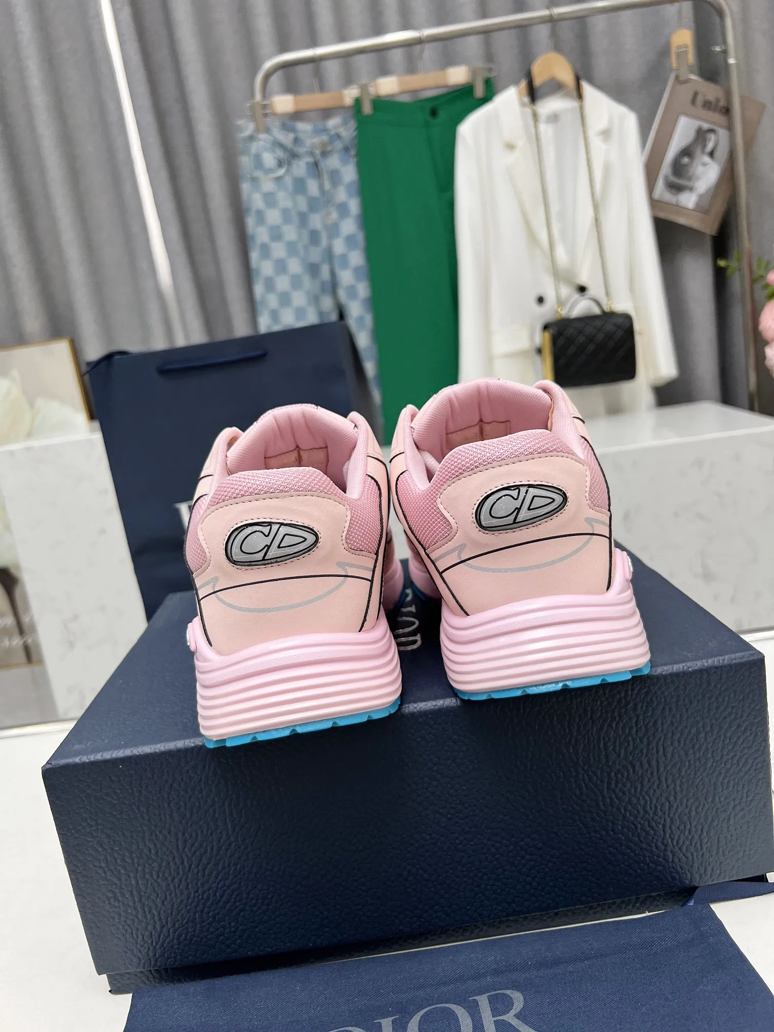 p230 B30爆款超人气运动鞋,新品专柜同步,鞋面意大利原版进口牛皮透气网布面料搭配,潮达人必备,复杂工艺完美复刻 进口柔软水染牛内里 牛皮垫脚 原厂特供原版成型大底超级舒适,原厂跟单货,高品质。 女码35-39 男码39-45