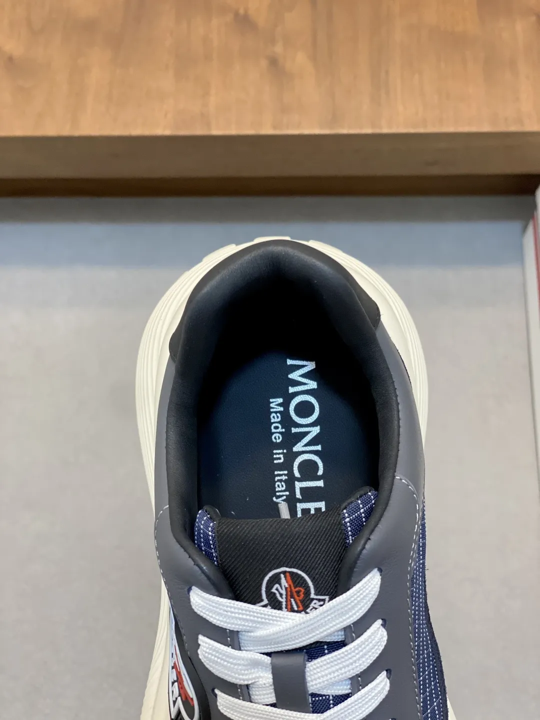 💰370 Moncler蒙口 男鞋运动鞋,进口透气网面、氯丁橡胶 各种材质拼接打造，鞋面采用鞋带和橡胶嵌件设计，后跟Moncler标志，大底采用TPU+橡胶+高弹橡胶发泡组合成型，具有高弹性高耐磨性，提高舒适性，无论是鞋面还是颜色设计都值得入手！Size：39-44（38 45定做）