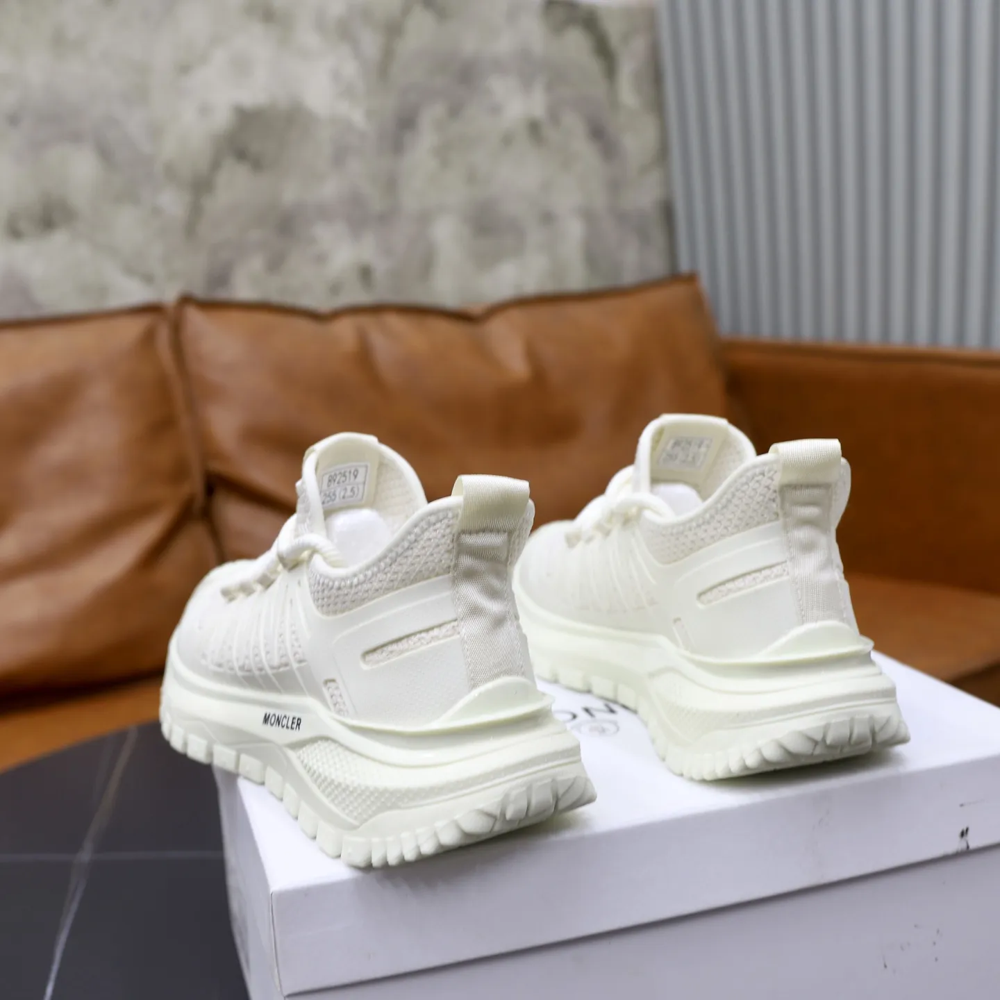 出厂价:200💰蒙口 最新上市、进口原版透气网布材料、高级原版图案。高端1:1开模定制,原版大底,更轻便,防滑。时尚主打潮流,百搭爆款。散发时尚休闲气息,时尚就在脚下。码数:38-44