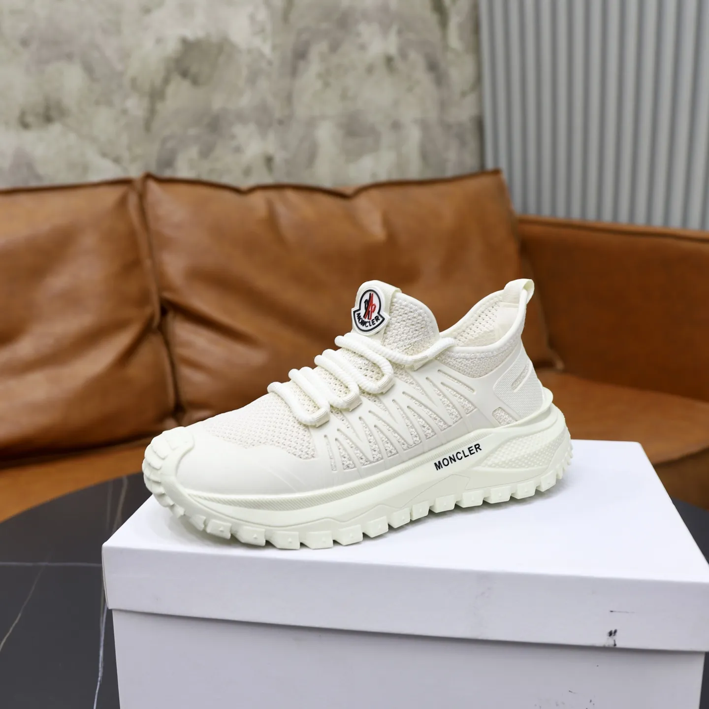 出厂价:200💰蒙口 最新上市、进口原版透气网布材料、高级原版图案。高端1:1开模定制,原版大底,更轻便,防滑。时尚主打潮流,百搭爆款。散发时尚休闲气息,时尚就在脚下。码数:38-44