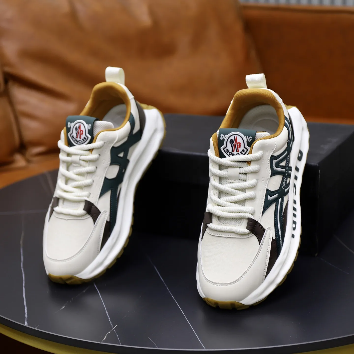 出厂价:211💰蒙口 最新上市、进口原厂材料、高级原版图案。高端1:1开模定制,大底更轻便,防滑。时尚主打潮流,百搭爆款。散发时尚休闲气息,时尚就在脚下。码数:38-44