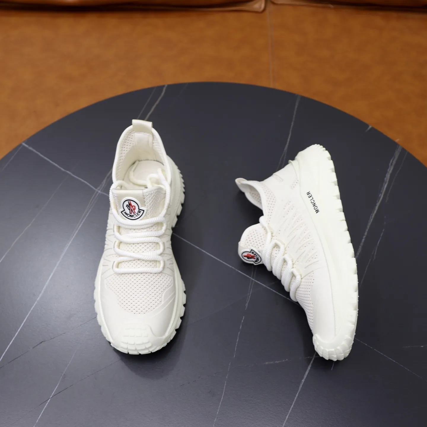 出厂价:200💰蒙口 最新上市、进口原版透气网布材料、高级原版图案。高端1:1开模定制,原版大底,更轻便,防滑。时尚主打潮流,百搭爆款。散发时尚休闲气息,时尚就在脚下。码数:38-44