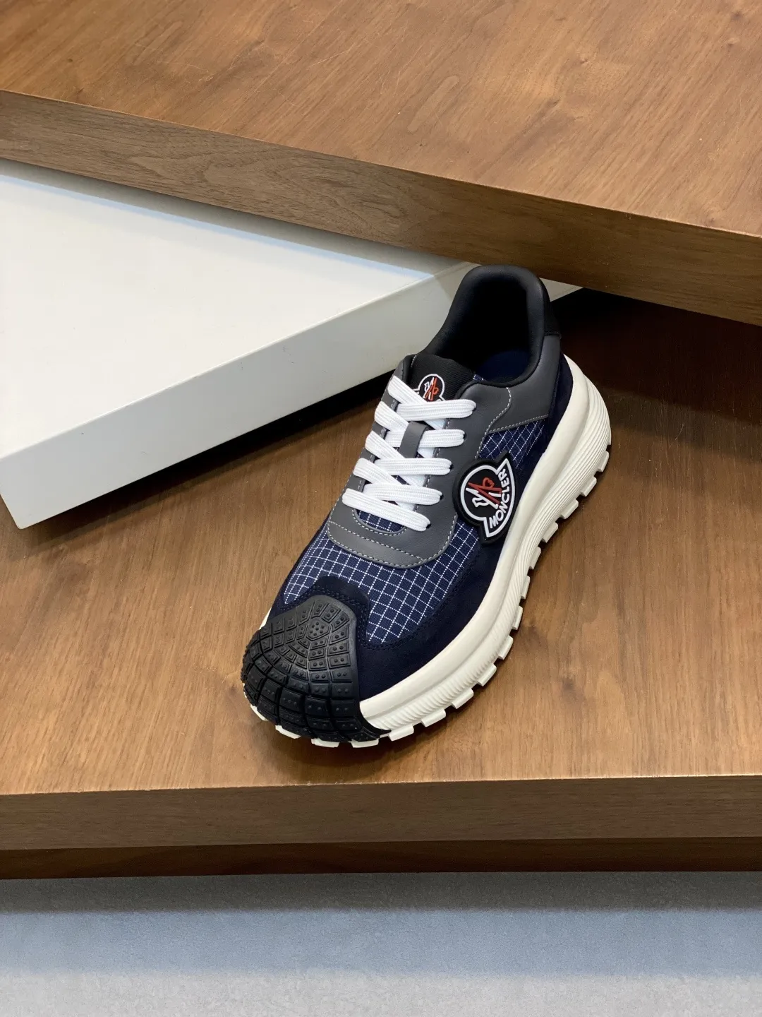 💰370 Moncler蒙口 男鞋运动鞋,进口透气网面、氯丁橡胶 各种材质拼接打造,鞋面采用鞋带和橡胶嵌件设计,后跟Moncler标志,大底采用TPU+橡胶+高弹橡胶发泡组合成型,具有高弹性高耐磨性,提高舒适性,无论是鞋面还是颜色设计都值得入手!Size:39-44(38 45定做)