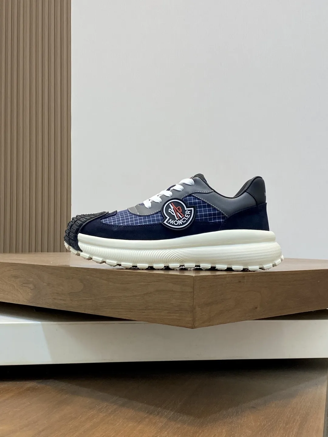 💰370 Moncler蒙口 男鞋运动鞋,进口透气网面、氯丁橡胶 各种材质拼接打造，鞋面采用鞋带和橡胶嵌件设计，后跟Moncler标志，大底采用TPU+橡胶+高弹橡胶发泡组合成型，具有高弹性高耐磨性，提高舒适性，无论是鞋面还是颜色设计都值得入手！Size：39-44（38 45定做）