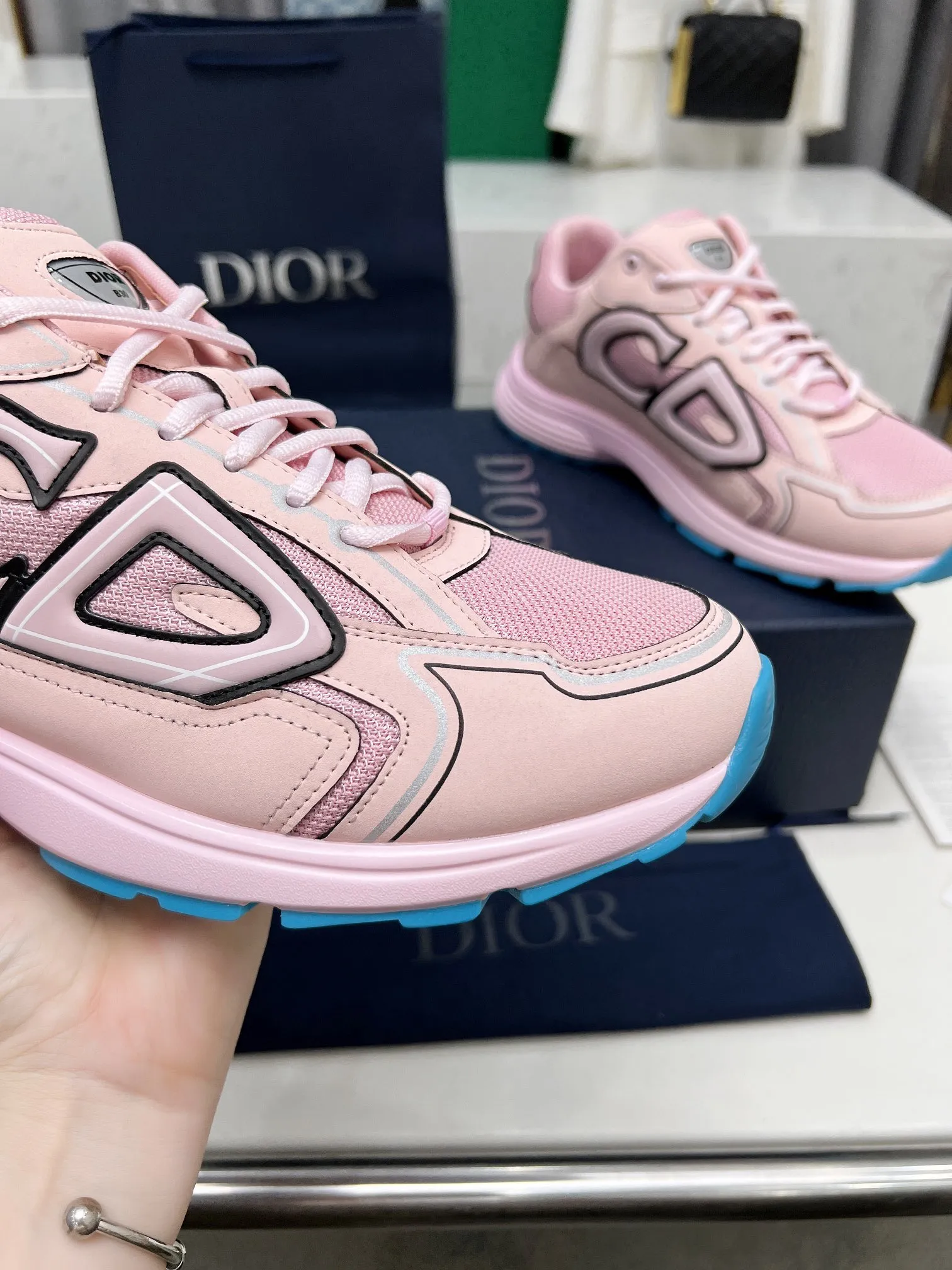 p230 B30爆款超人气运动鞋，新品专柜同步，鞋面意大利原版进口牛皮透气网布面料搭配，潮达人必备，复杂工艺完美复刻 进口柔软水染牛内里 牛皮垫脚 原厂特供原版成型大底超级舒适，原厂跟单货，高品质。 女码35-39 男码39-45