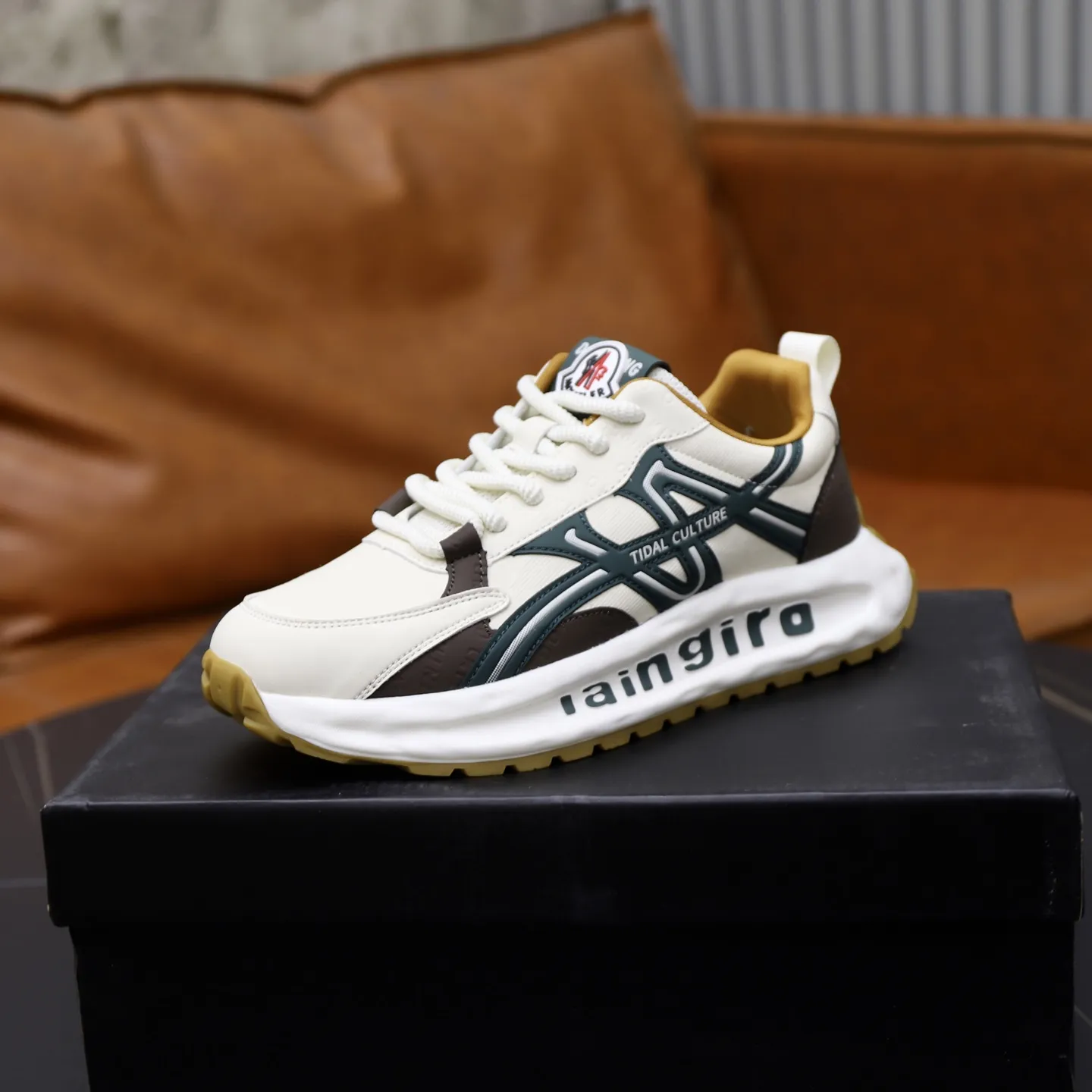 出厂价:211💰蒙口 最新上市、进口原厂材料、高级原版图案。高端1:1开模定制,大底更轻便,防滑。时尚主打潮流,百搭爆款。散发时尚休闲气息,时尚就在脚下。码数:38-44