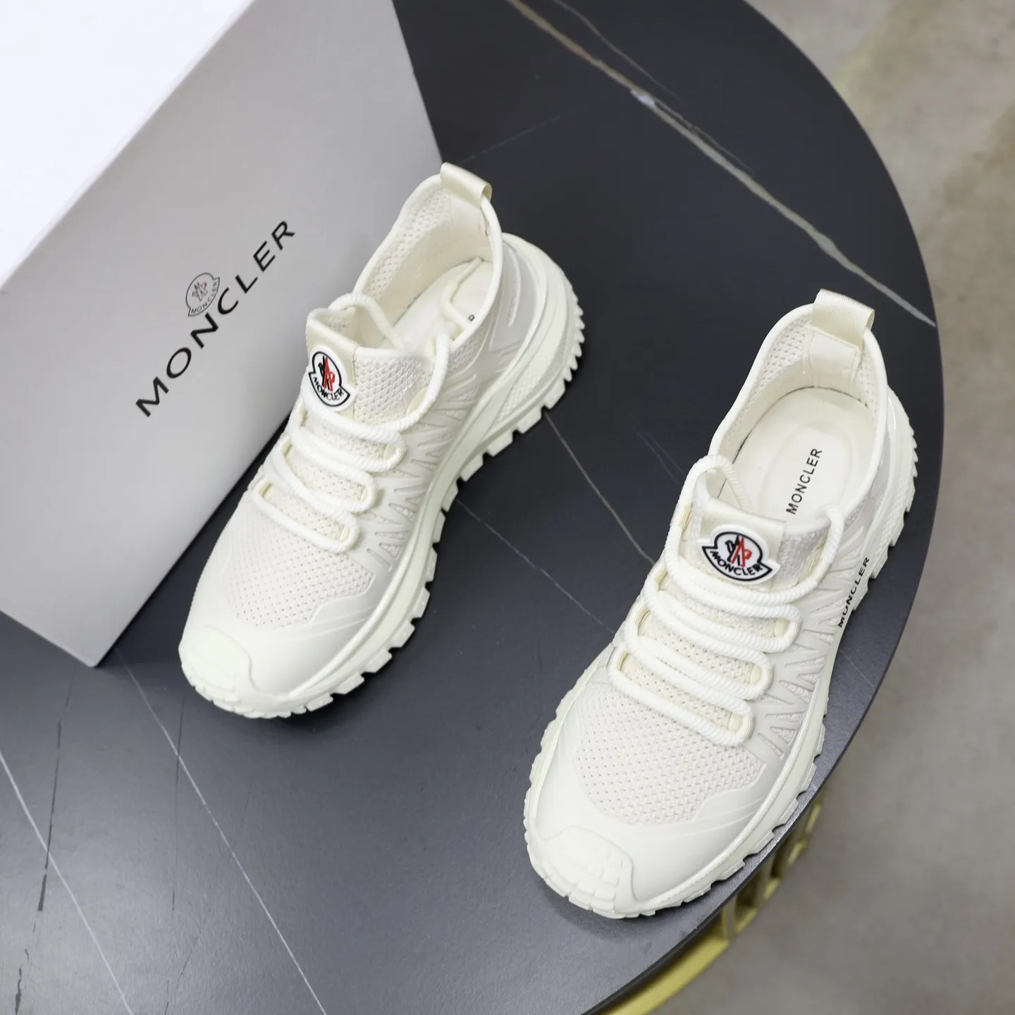 出厂价：200💰蒙口 最新上市、进口原版透气网布材料、高级原版图案。高端1:1开模定制，原版大底，更轻便，防滑。时尚主打潮流，百搭爆款。散发时尚休闲气息，时尚就在脚下。码数：38-44