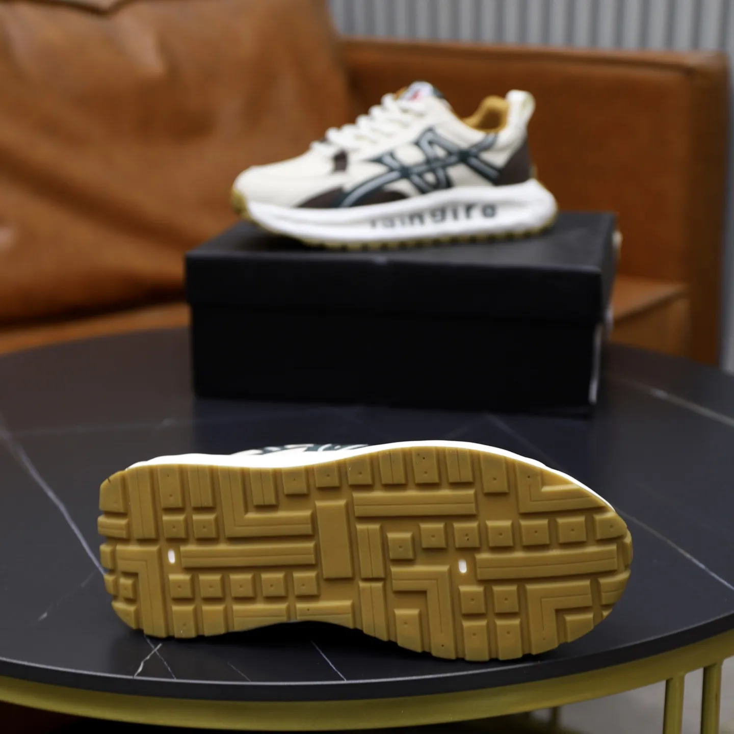 出厂价：211💰蒙口 最新上市、进口原厂材料、高级原版图案。高端1:1开模定制，大底更轻便，防滑。时尚主打潮流，百搭爆款。散发时尚休闲气息，时尚就在脚下。码数：38-44