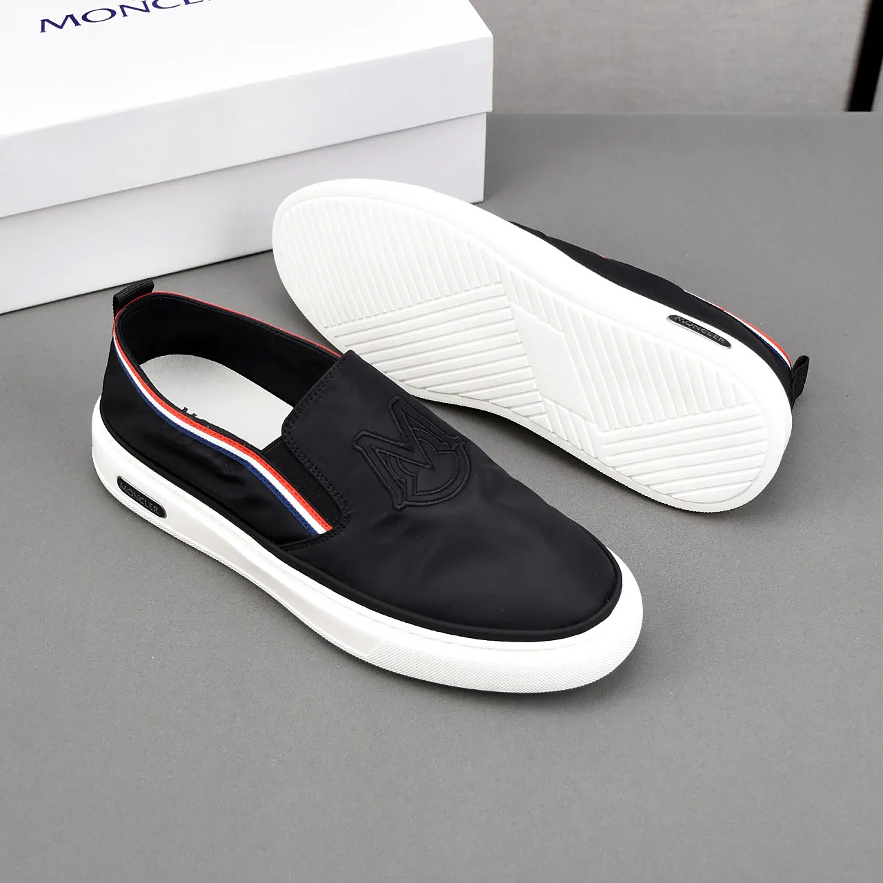PP190❣️❣️❣️Moncler 【蒙口】透气小布鞋，鞋面采用舒适透气布料，超轻软橡胶大底。男款39-44。
