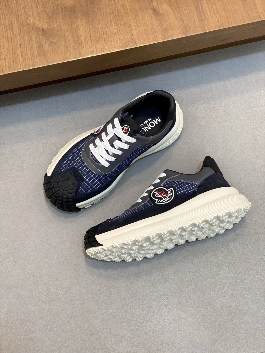 💰370 Moncler蒙口 男鞋运动鞋,进口透气网面、氯丁橡胶 各种材质拼接打造,鞋面采用鞋带和橡胶嵌件设计,后跟Moncler标志,大底采用TPU+橡胶+高弹橡胶发泡组合成型,具有高弹性高耐磨性,提高舒适性,无论是鞋面还是颜色设计都值得入手!Size:39-44(38 45定做)