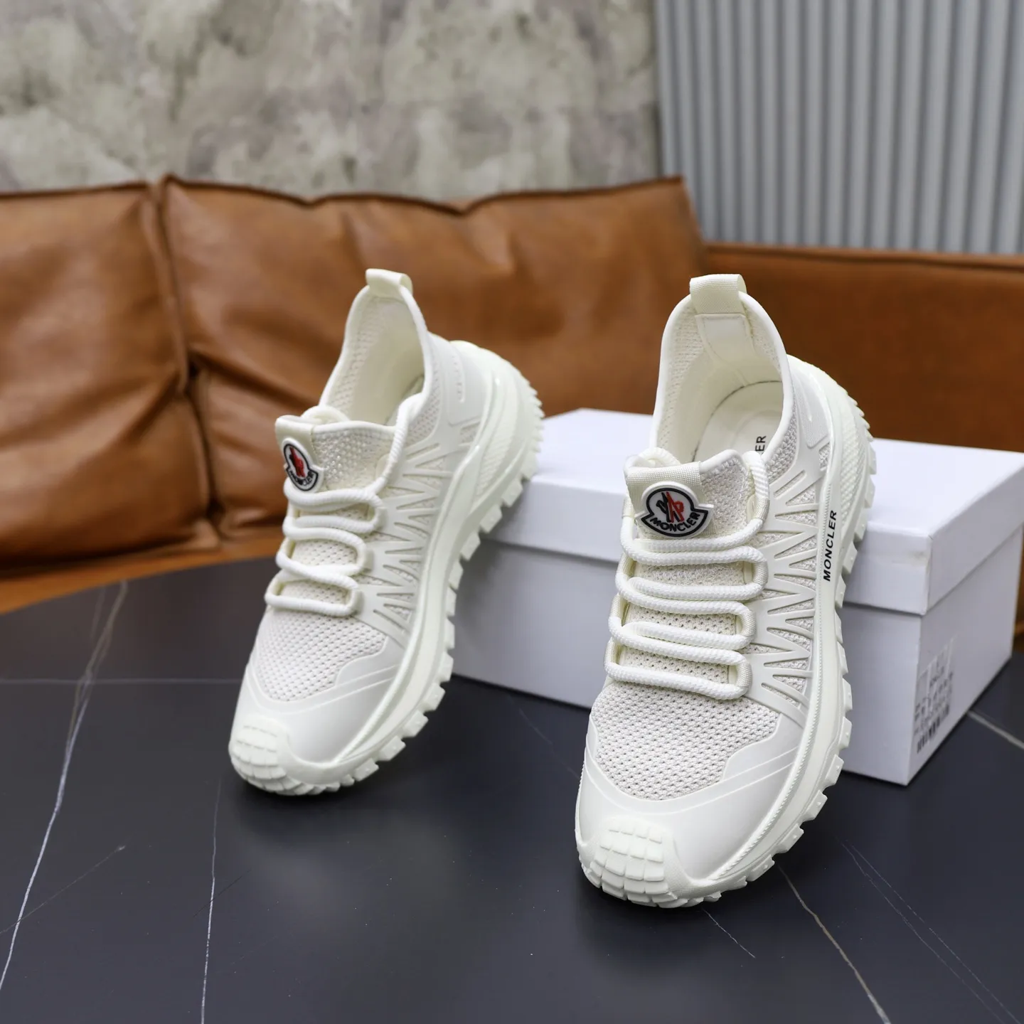 出厂价:200💰蒙口 最新上市、进口原版透气网布材料、高级原版图案。高端1:1开模定制,原版大底,更轻便,防滑。时尚主打潮流,百搭爆款。散发时尚休闲气息,时尚就在脚下。码数:38-44