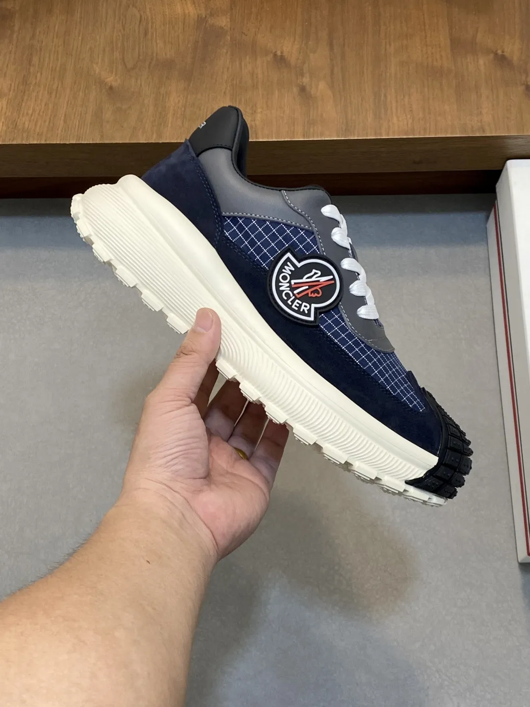 💰370 Moncler蒙口 男鞋运动鞋,进口透气网面、氯丁橡胶 各种材质拼接打造,鞋面采用鞋带和橡胶嵌件设计,后跟Moncler标志,大底采用TPU+橡胶+高弹橡胶发泡组合成型,具有高弹性高耐磨性,提高舒适性,无论是鞋面还是颜色设计都值得入手!Size:39-44(38 45定做)