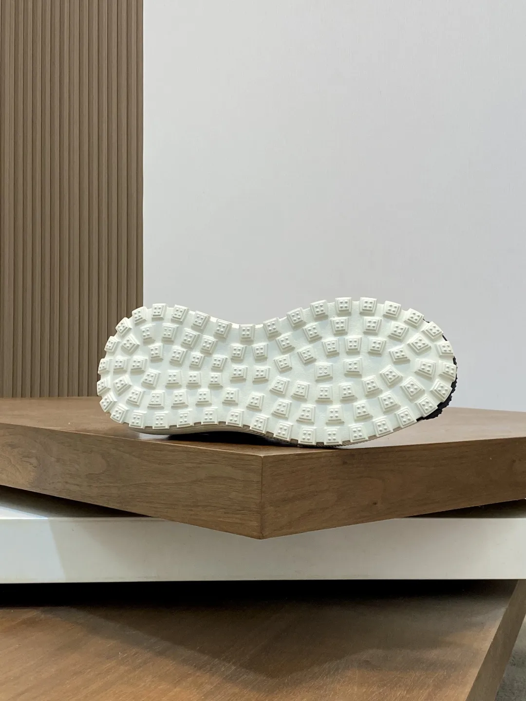 💰370 Moncler蒙口 男鞋运动鞋,进口透气网面、氯丁橡胶 各种材质拼接打造,鞋面采用鞋带和橡胶嵌件设计,后跟Moncler标志,大底采用TPU+橡胶+高弹橡胶发泡组合成型,具有高弹性高耐磨性,提高舒适性,无论是鞋面还是颜色设计都值得入手!Size:39-44(38 45定做)