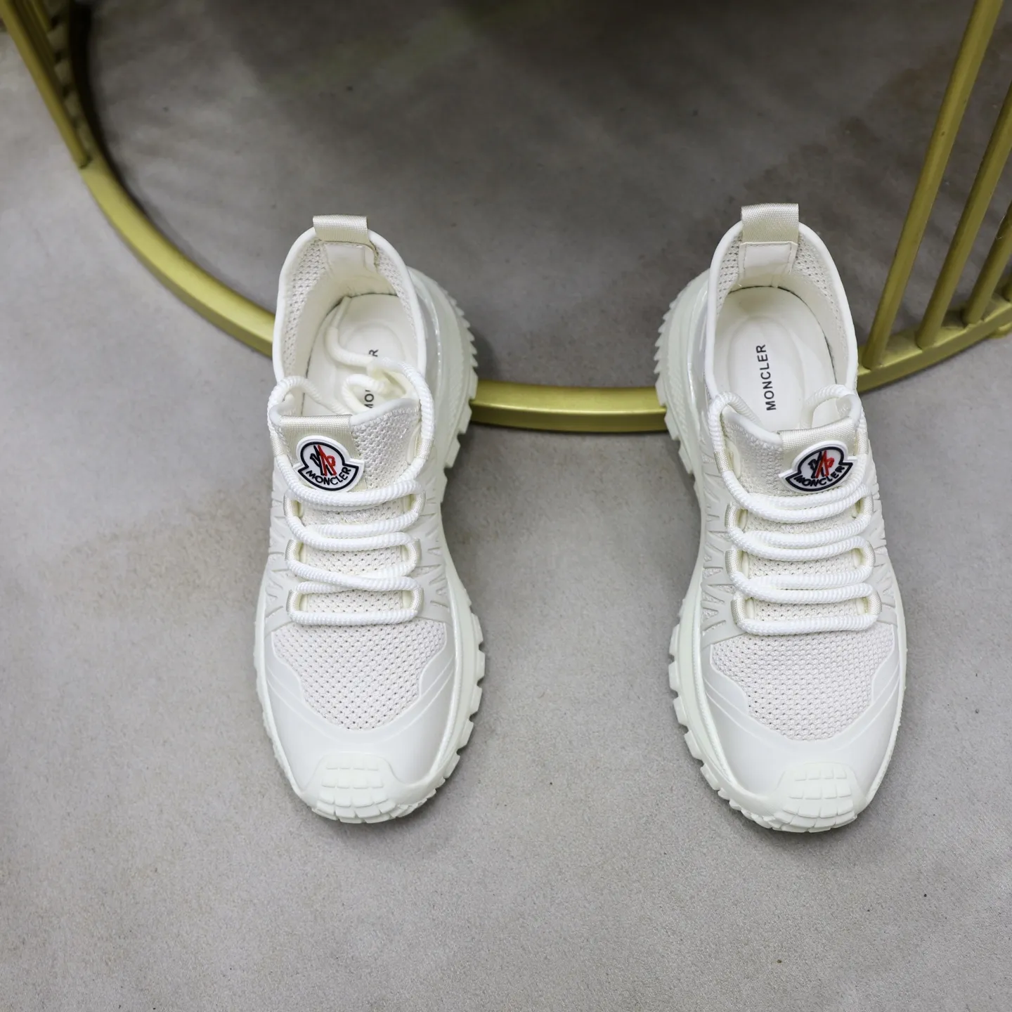 出厂价:200💰蒙口 最新上市、进口原版透气网布材料、高级原版图案。高端1:1开模定制,原版大底,更轻便,防滑。时尚主打潮流,百搭爆款。散发时尚休闲气息,时尚就在脚下。码数:38-44