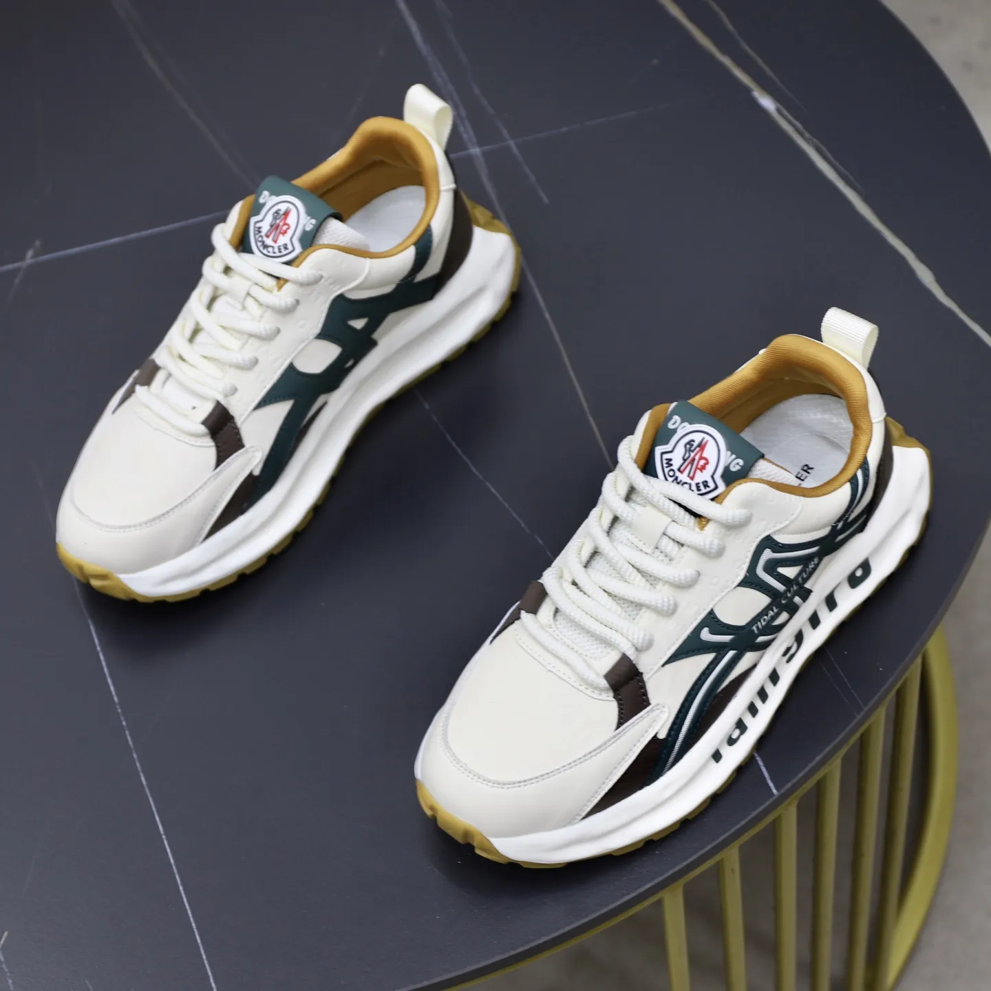 出厂价：211💰蒙口 最新上市、进口原厂材料、高级原版图案。高端1:1开模定制，大底更轻便，防滑。时尚主打潮流，百搭爆款。散发时尚休闲气息，时尚就在脚下。码数：38-44