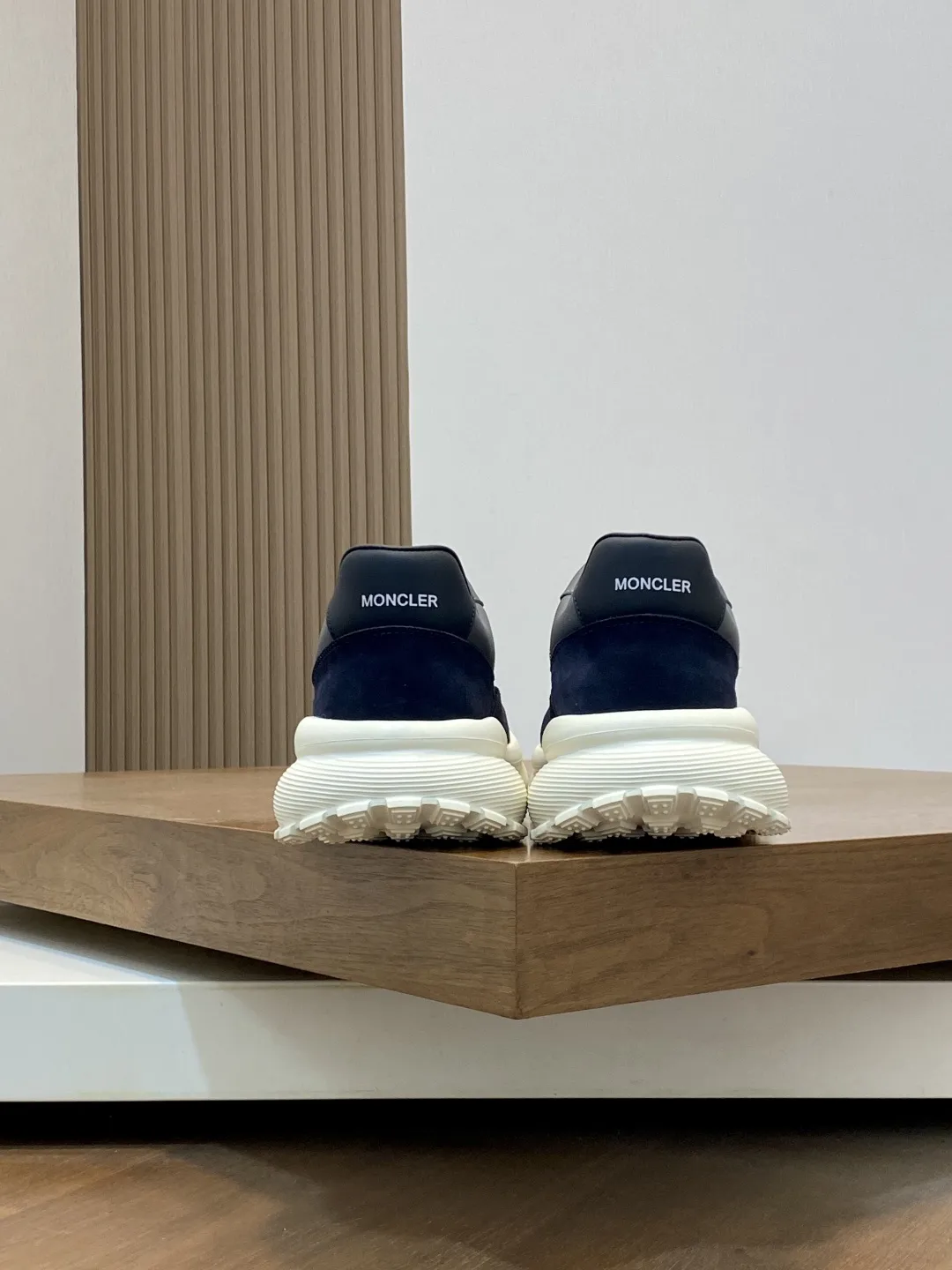 💰370 Moncler蒙口 男鞋运动鞋,进口透气网面、氯丁橡胶 各种材质拼接打造，鞋面采用鞋带和橡胶嵌件设计，后跟Moncler标志，大底采用TPU+橡胶+高弹橡胶发泡组合成型，具有高弹性高耐磨性，提高舒适性，无论是鞋面还是颜色设计都值得入手！Size：39-44（38 45定做）