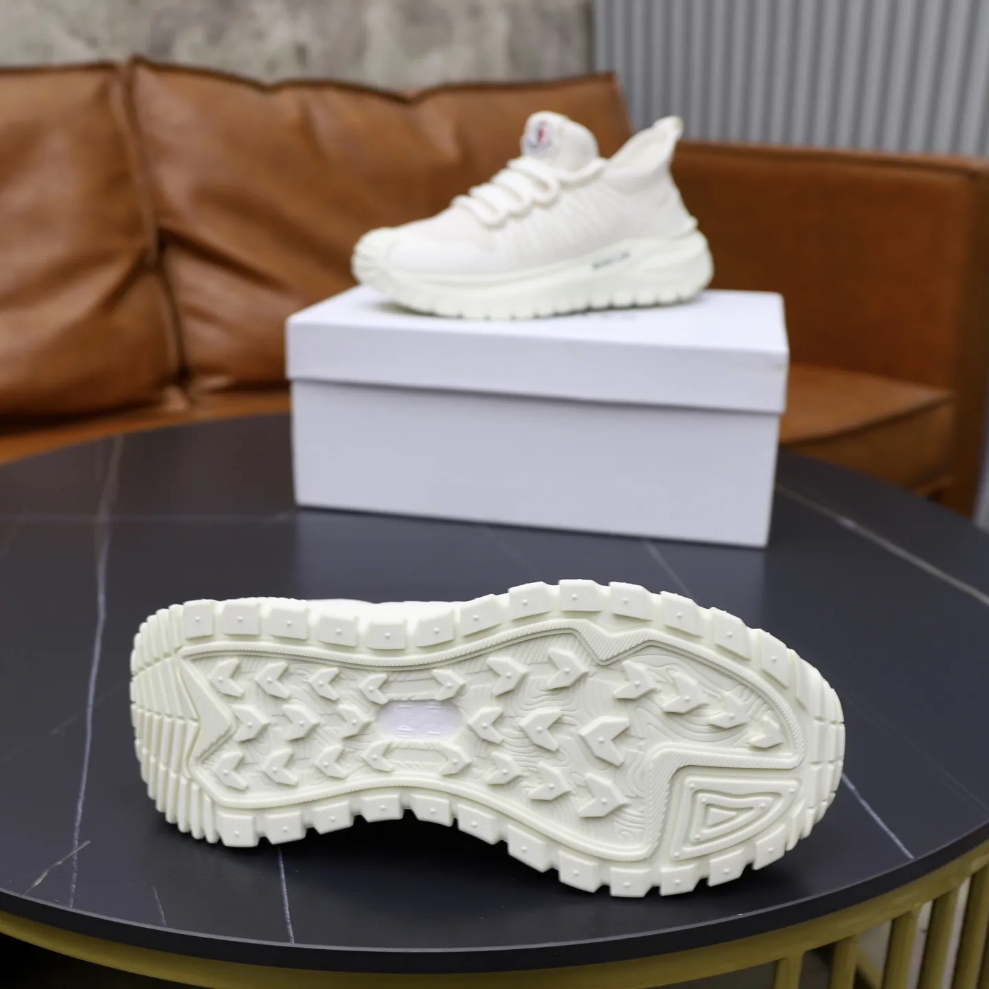 出厂价：200💰蒙口 最新上市、进口原版透气网布材料、高级原版图案。高端1:1开模定制，原版大底，更轻便，防滑。时尚主打潮流，百搭爆款。散发时尚休闲气息，时尚就在脚下。码数：38-44