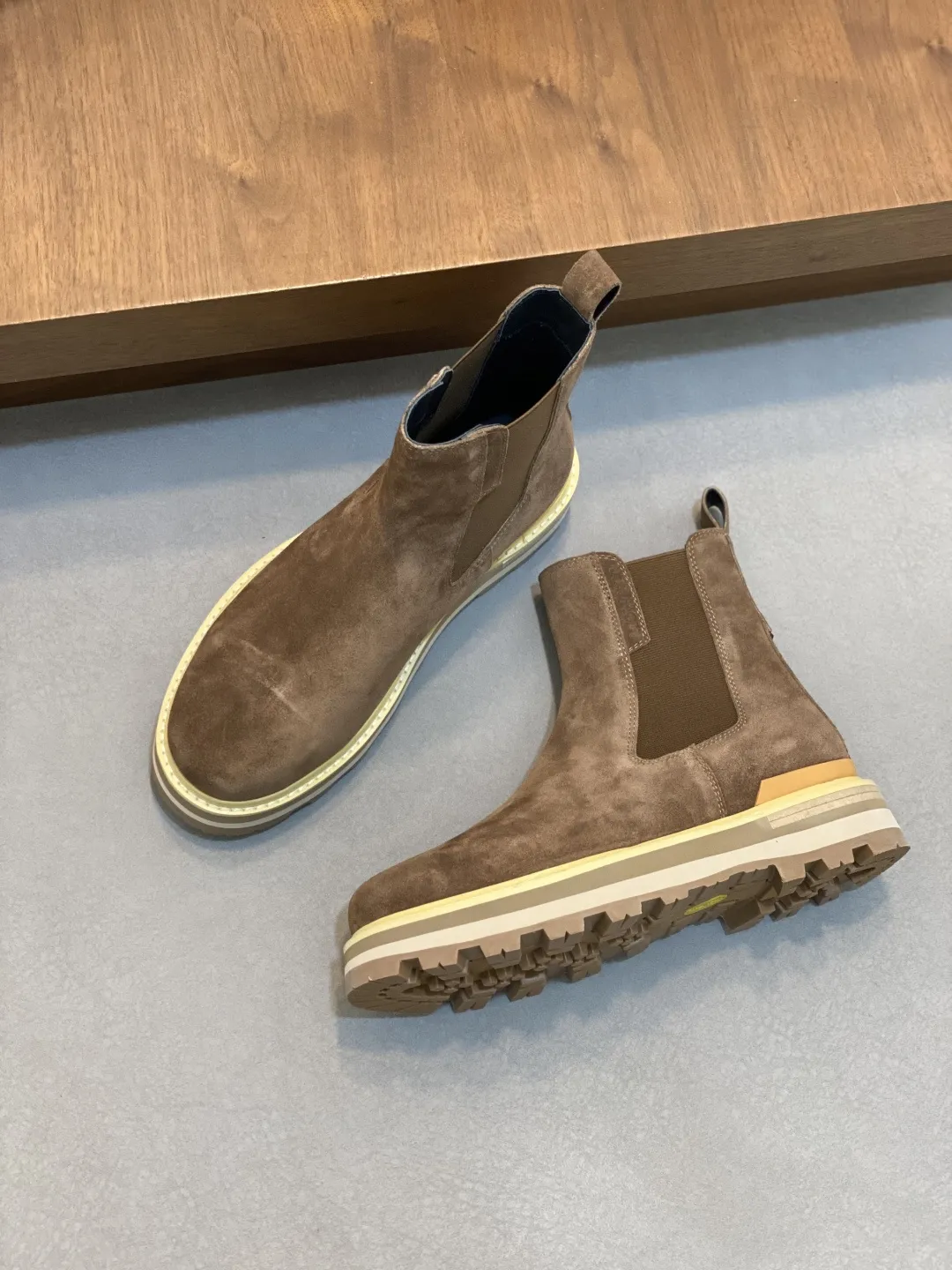 💰470 monc—蒙口 顶级原版男鞋高端品牌,新款上市,顶级奢侈品牌,最新時尚休闲高低帮,潮流百搭之款,轻松运动风,鞋面采用原版牛皮。原版牛皮内里【毛里订做】 加超精细做工。原版私模、个性时尚橡膠耐磨大底,上脚轻巧舒适。码数:39-44 。(38、45可定做)