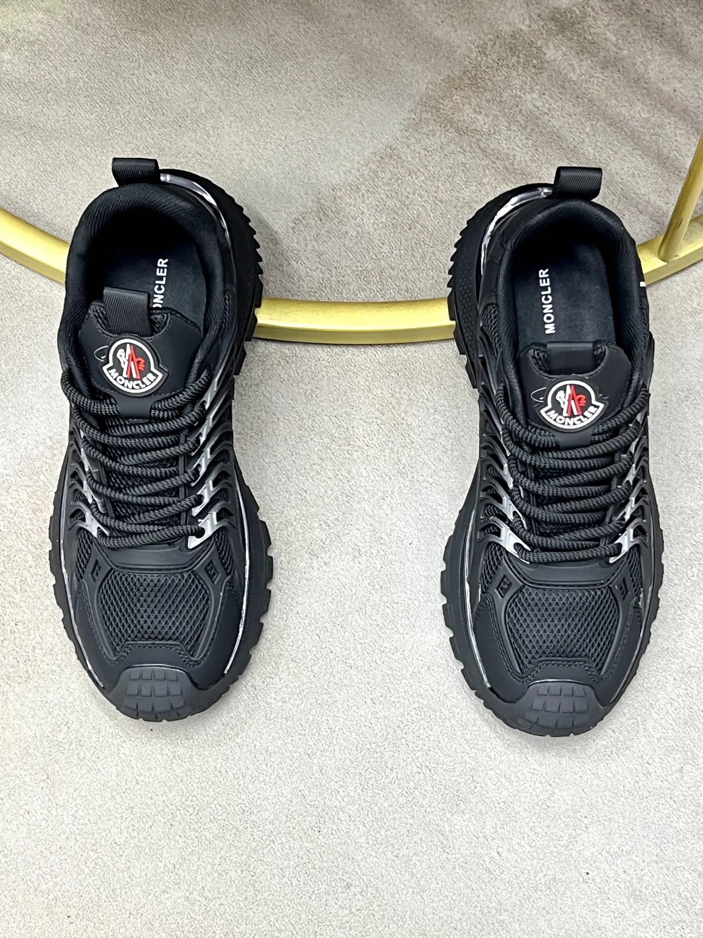 出厂价：220💰🙅&zwj;♂️🙅&zwj;♂️🙅&zwj;♂️ 品牌：蒙口 标准码：38-44（45订做） 等级：官网同款 材料：原厂皮料拼接 舒适透气内里 原厂耐磨大底 款式类别：男士时尚休闲鞋 跑步 运动鞋 尊贵奢侈品大牌元素 顶级奢华 颜色：实物图片色