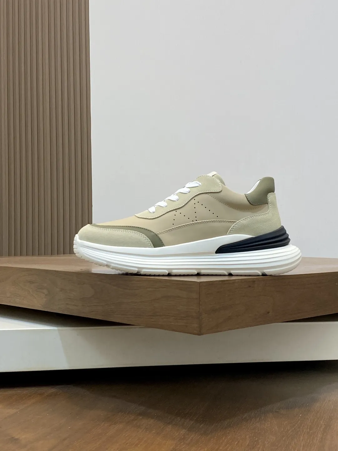 💰370 Moncler蒙口 男鞋运动鞋,进口透气网面、氯丁橡胶 各种材质拼接打造，鞋面采用鞋带和橡胶嵌件设计，后跟Moncler标志，大底采用TPU+橡胶+高弹橡胶发泡组合成型，具有高弹性高耐磨性，提高舒适性，无论是鞋面还是颜色设计都值得入手！Size：39-44（38 45定做）