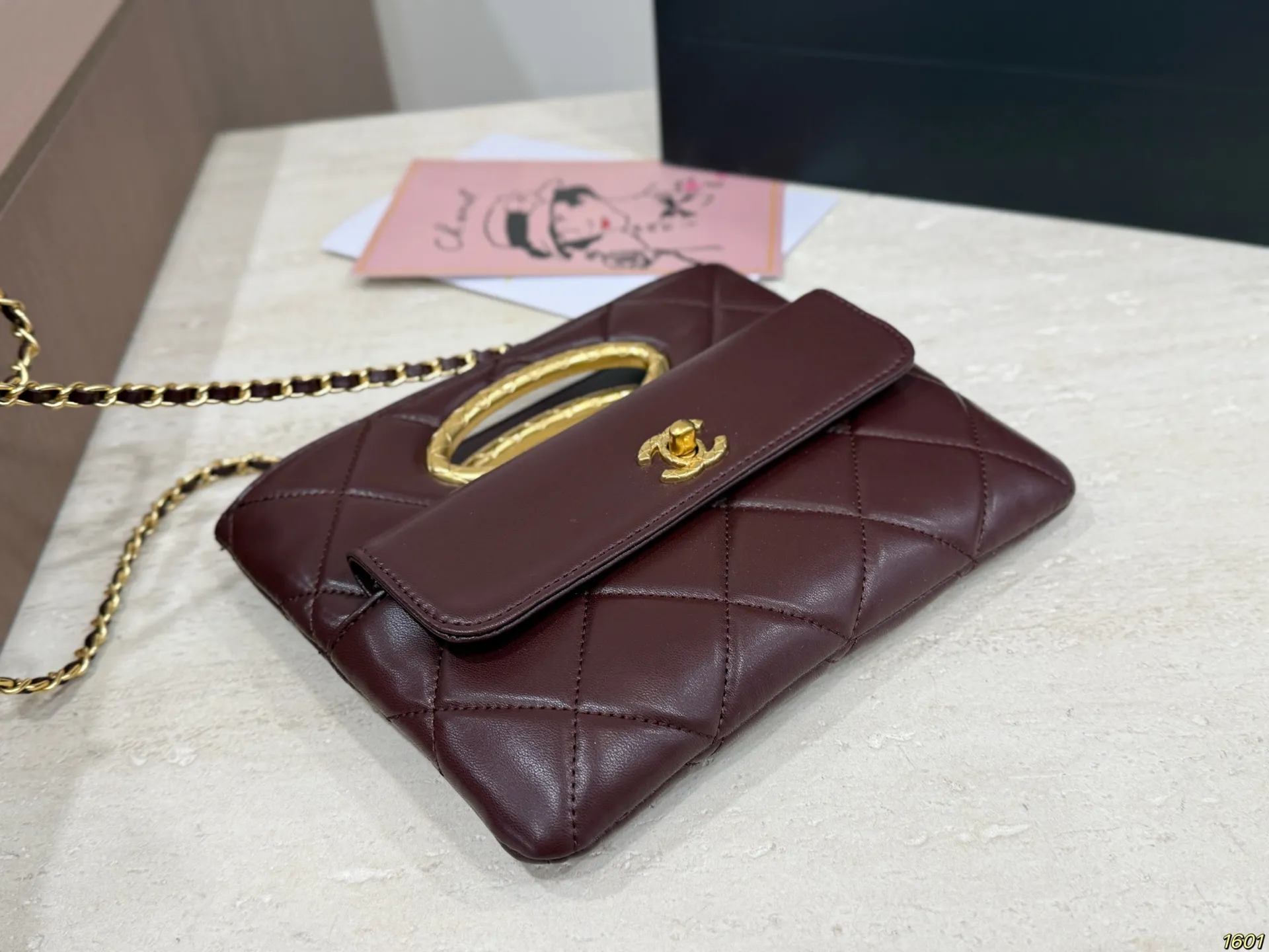 ¥145配盒 CHANEL香奈儿新款手提晚宴包 这款精致的外观和优雅的设计让人一眼难忘 精美的菱格纹路与金色双C标志点缀 无不透露出低调的千金风范 简约而不简单 尺寸24 19