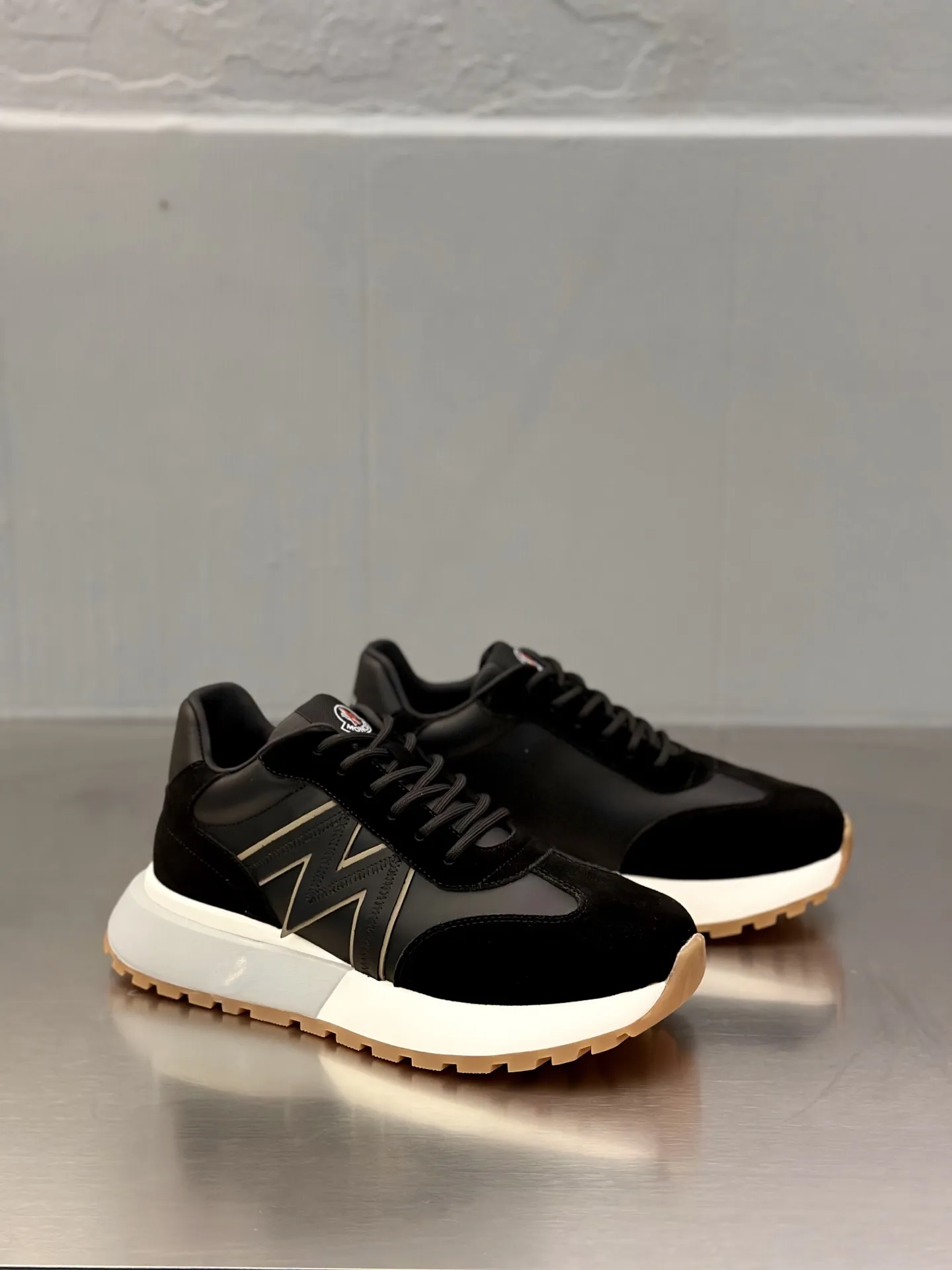 P370 Moncler蒙口 男鞋运动鞋,进口透气网面、氯丁橡胶 各种材质拼接打造,鞋面采用鞋带和橡胶嵌件设计,后跟Moncler标志,大底采用TPU+橡胶+高弹橡胶发泡组合成型,具有高弹性高耐磨性,提高舒适性,无论是鞋面还是颜色设计都值得入手!Size:39-44(38 45定做)