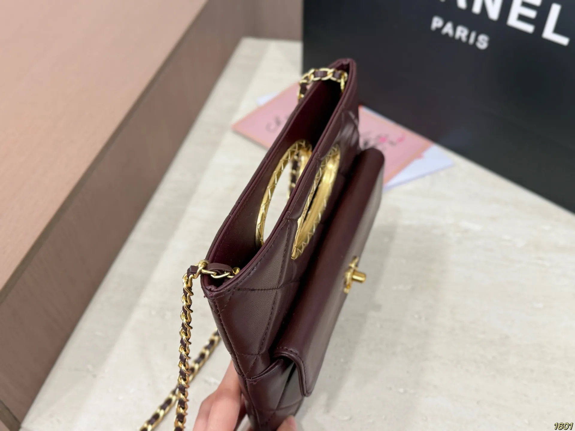 ¥145配盒 CHANEL香奈儿新款手提晚宴包 这款精致的外观和优雅的设计让人一眼难忘 精美的菱格纹路与金色双C标志点缀 无不透露出低调的千金风范 简约而不简单 尺寸24 19