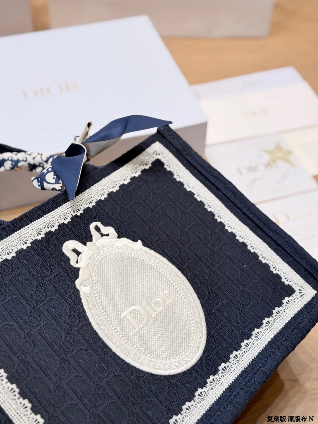 复刻版 原版布 p225 (配内胆) DIOR迪奥|Book tote购物袋 原版3D浮雕原版布 Dior 原版布提花 配内胆/丝巾/星星挂件 Dior book tote今年最喜欢的一款购物袋 tote我用的次数最多的包,因为容量超级大,不管什么东西都向里面放,当然凹造型也是必须有的,这款Dior老花是我最喜欢的颜色,柜台出了很多颜色及花型,最后挑了这个颜色 小号的精致有型 配折叠礼盒 尺寸 中号35cm