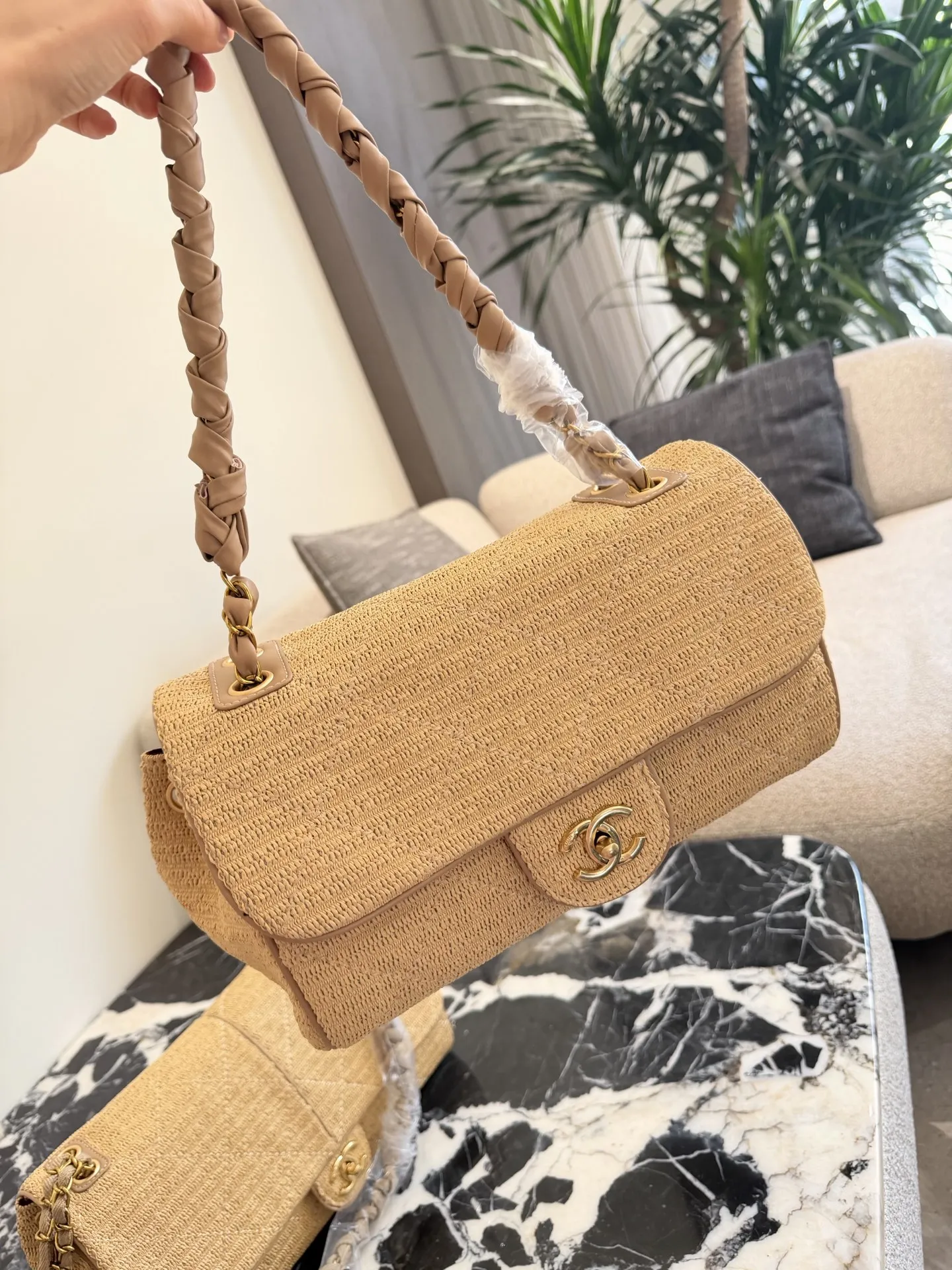 短链条p240长链条p260 香奈儿草编链条包 🌾香奈儿草编链条包,天然草编材质,搭配经典金属双C标志,优雅又有度假氛围感✨。编织链条肩带,实用又美观,手提或斜挎都很百搭。尺寸适中,日常出行、度假都能轻松装下随身物品。草编材质轻便透气,夏天背超合适,搭配连衣裙或休闲装都很出彩,轻松打造法式优雅风格💛。30cm35cm