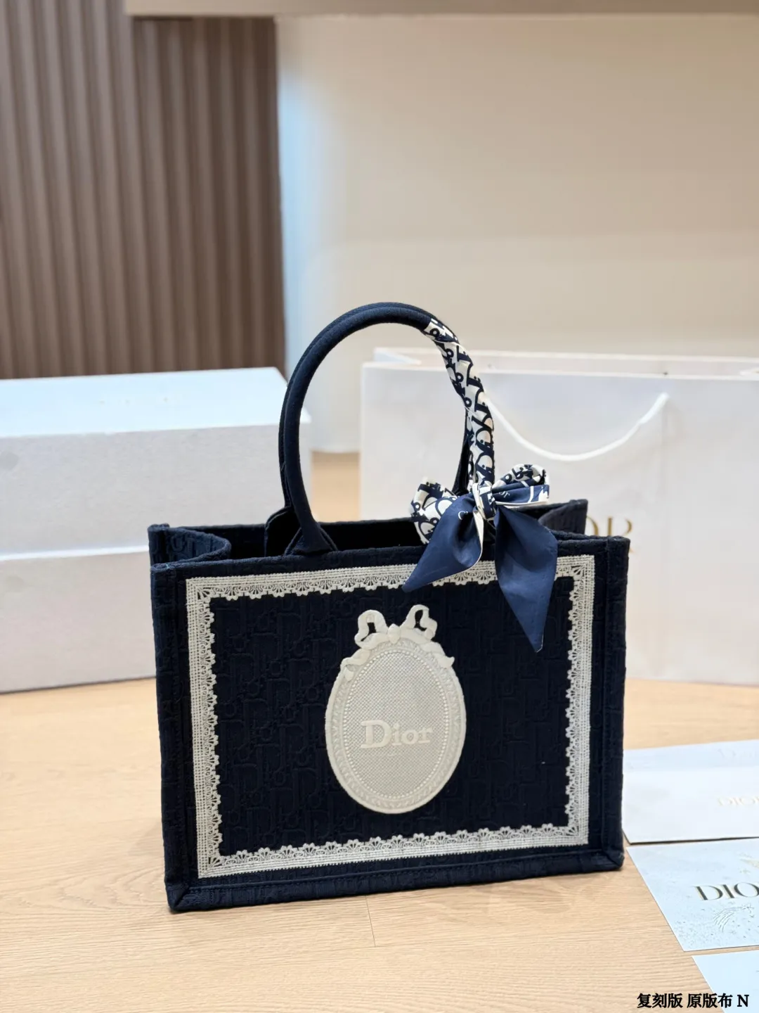 复刻版 原版布 p225 (配内胆) DIOR迪奥|Book tote购物袋 原版3D浮雕原版布 Dior 原版布提花 配内胆/丝巾/星星挂件 Dior book tote今年最喜欢的一款购物袋 tote我用的次数最多的包,因为容量超级大,不管什么东西都向里面放,当然凹造型也是必须有的,这款Dior老花是我最喜欢的颜色,柜台出了很多颜色及花型,最后挑了这个颜色 小号的精致有型 配折叠礼盒 尺寸 中号35cm