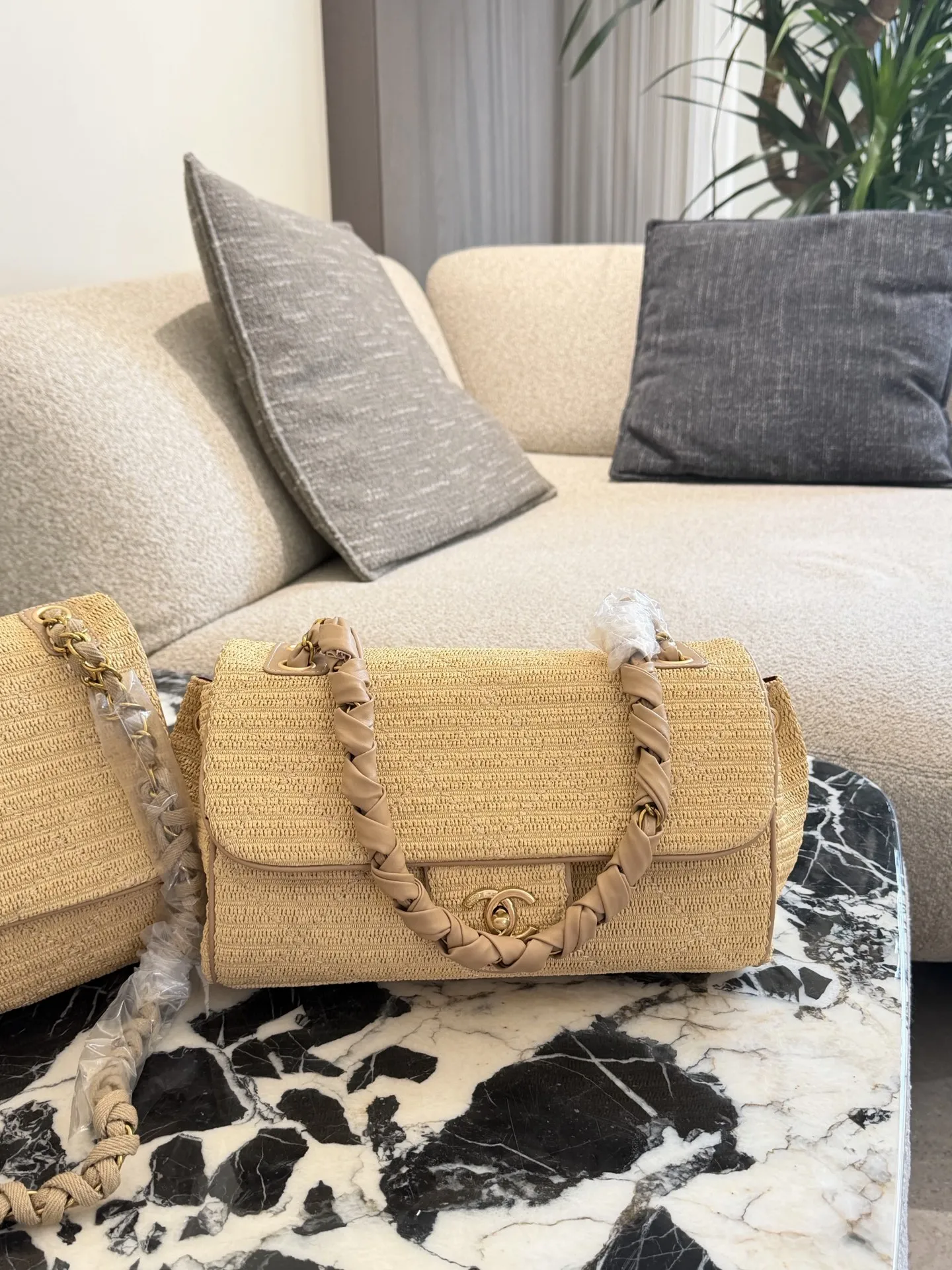 短链条p240长链条p260 香奈儿草编链条包 🌾香奈儿草编链条包,天然草编材质,搭配经典金属双C标志,优雅又有度假氛围感✨。编织链条肩带,实用又美观,手提或斜挎都很百搭。尺寸适中,日常出行、度假都能轻松装下随身物品。草编材质轻便透气,夏天背超合适,搭配连衣裙或休闲装都很出彩,轻松打造法式优雅风格💛。30cm35cm