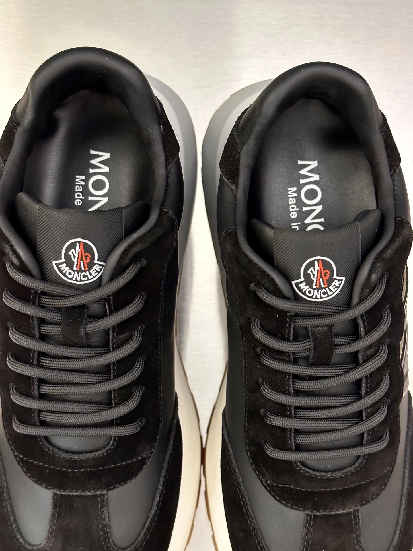 P370 Moncler蒙口 男鞋运动鞋,进口透气网面、氯丁橡胶 各种材质拼接打造,鞋面采用鞋带和橡胶嵌件设计,后跟Moncler标志,大底采用TPU+橡胶+高弹橡胶发泡组合成型,具有高弹性高耐磨性,提高舒适性,无论是鞋面还是颜色设计都值得入手!Size:39-44(38 45定做)