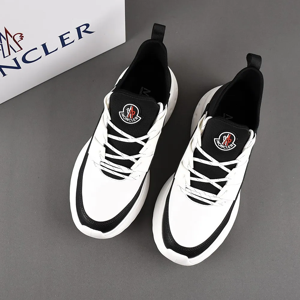 PP290👟👟👟 Moncler蒙口男士户外系带运动鞋，具有舒适防滑性能，专为户外跑步或都市漫步而设。兼备创新、功能性与图形细节于一体，从高山氛围汲取灵感，诠释潮流时尚。多种原版材料拼接而成，鞋面采用鞋带和橡胶嵌件设计，大底采发泡超轻大底，具有高弹性高耐磨性，提高舒适性！39-44(38和45定做)4色可选