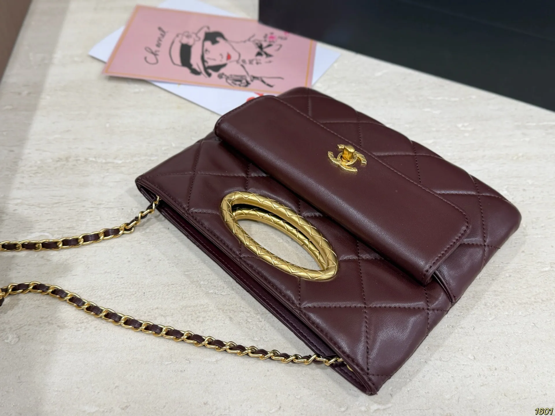 ¥145配盒 CHANEL香奈儿新款手提晚宴包 这款精致的外观和优雅的设计让人一眼难忘 精美的菱格纹路与金色双C标志点缀 无不透露出低调的千金风范 简约而不简单 尺寸24 19